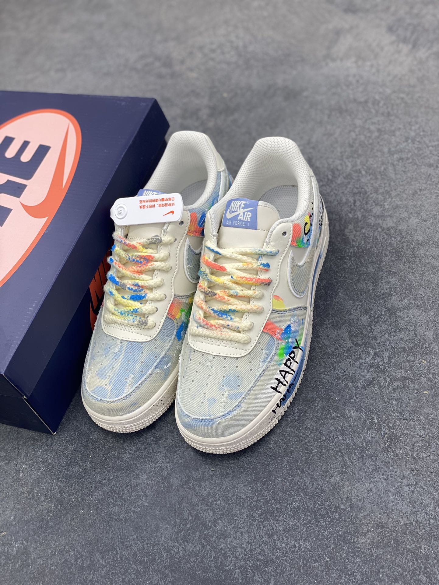 图片[8]-手绘涂鸦“狂想牛仔”Nike Air Force 1 “Fantasy Cowboy”空军一号定制板鞋 这双鞋以米白基底碰撞水洗牛仔面料，破洞与毛边的细节为复古质感注入随性基因。彩色泼墨、“HAPPY”“So……”的手写涂鸦，像是创作者在鞋面上的情绪速写，将快乐与戏谑的灵魂具象化；带彩点的鞋带、鞋侧标志性Swoosh的牛仔拼接，每一处设计都在打破常规，把街头艺术的野性与牛仔的复古肌理揉成独特的潮流语言 货号：CW1888-116 尺码：36 36.5 37.5 38 38.5 39 40 40.5 41 42 42.5 43 44 44.5 45-选品中心