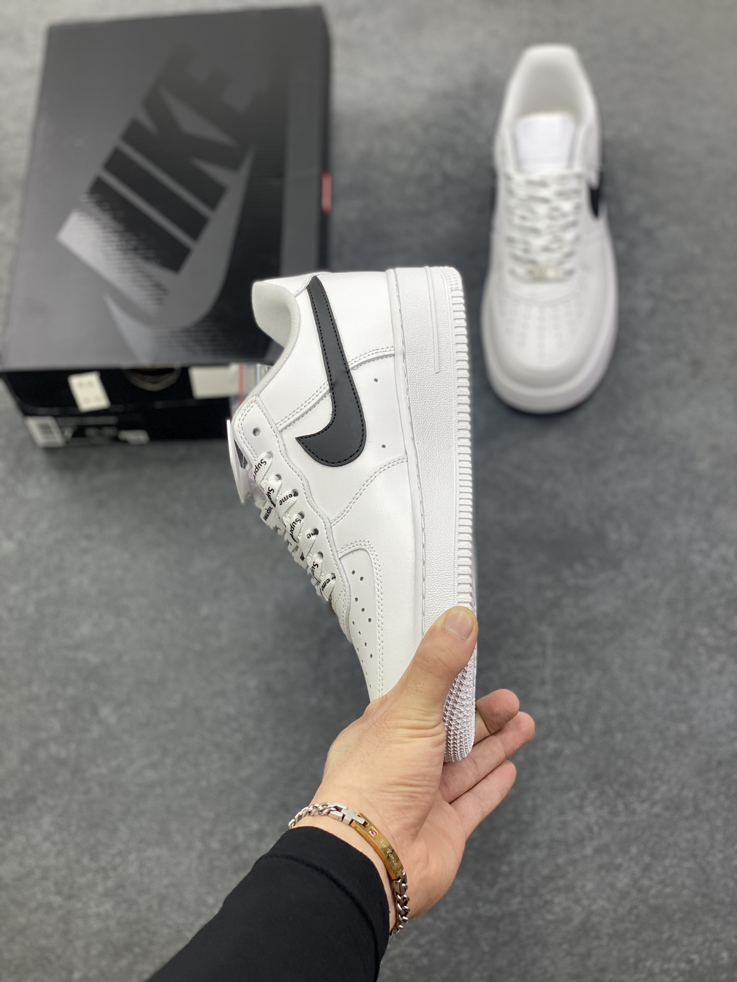 图片[3]-Nike Air Force 1 Low Supreme联名 空军一号低帮运动休闲板鞋 原楦头原纸板 打造纯正空军版型 专注外贸渠道 全掌内置蜂窝气垫 原盒配件 原厂中底钢印、拉帮完美 货号：CU9225-102 尺码：36 36.5 37.5 38 38.5 39 40 40.5 41 42 42.5 43 44 44.5 45-选品中心