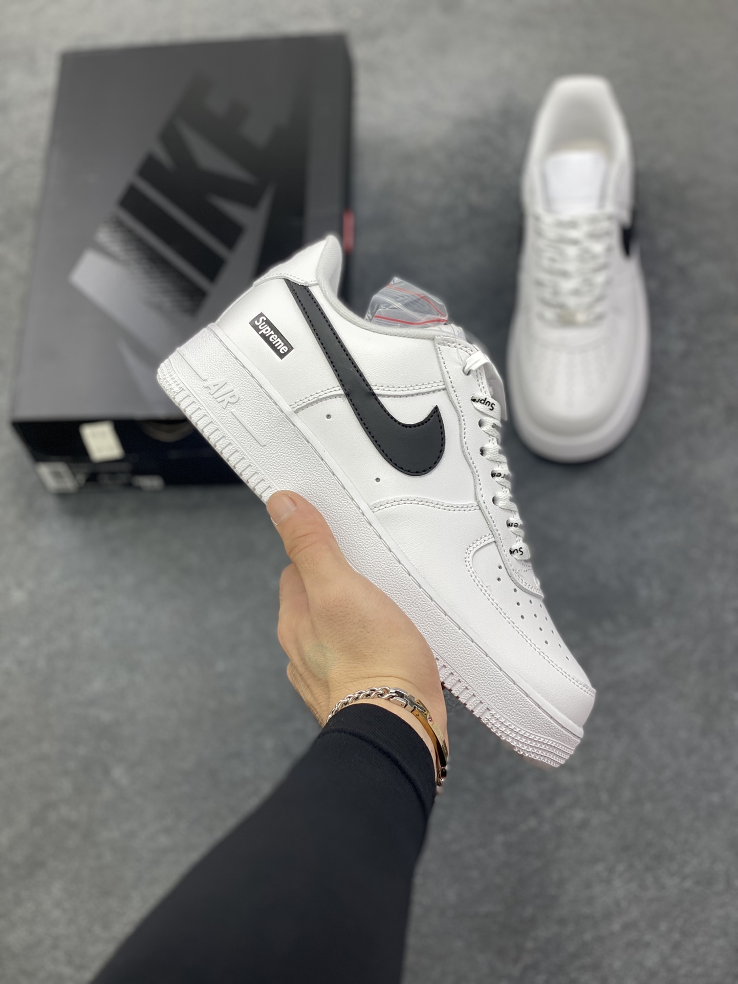 Nike Air Force 1 Low Supreme联名 空军一号低帮运动休闲板鞋 原楦头原纸板 打造纯正空军版型 专注外贸渠道 全掌内置蜂窝气垫 原盒配件 原厂中底钢印、拉帮完美 货号：CU9225-102 尺码：36 36.5 37.5 38 38.5 39 40 40.5 41 42 42.5 43 44 44.5 45-选品中心