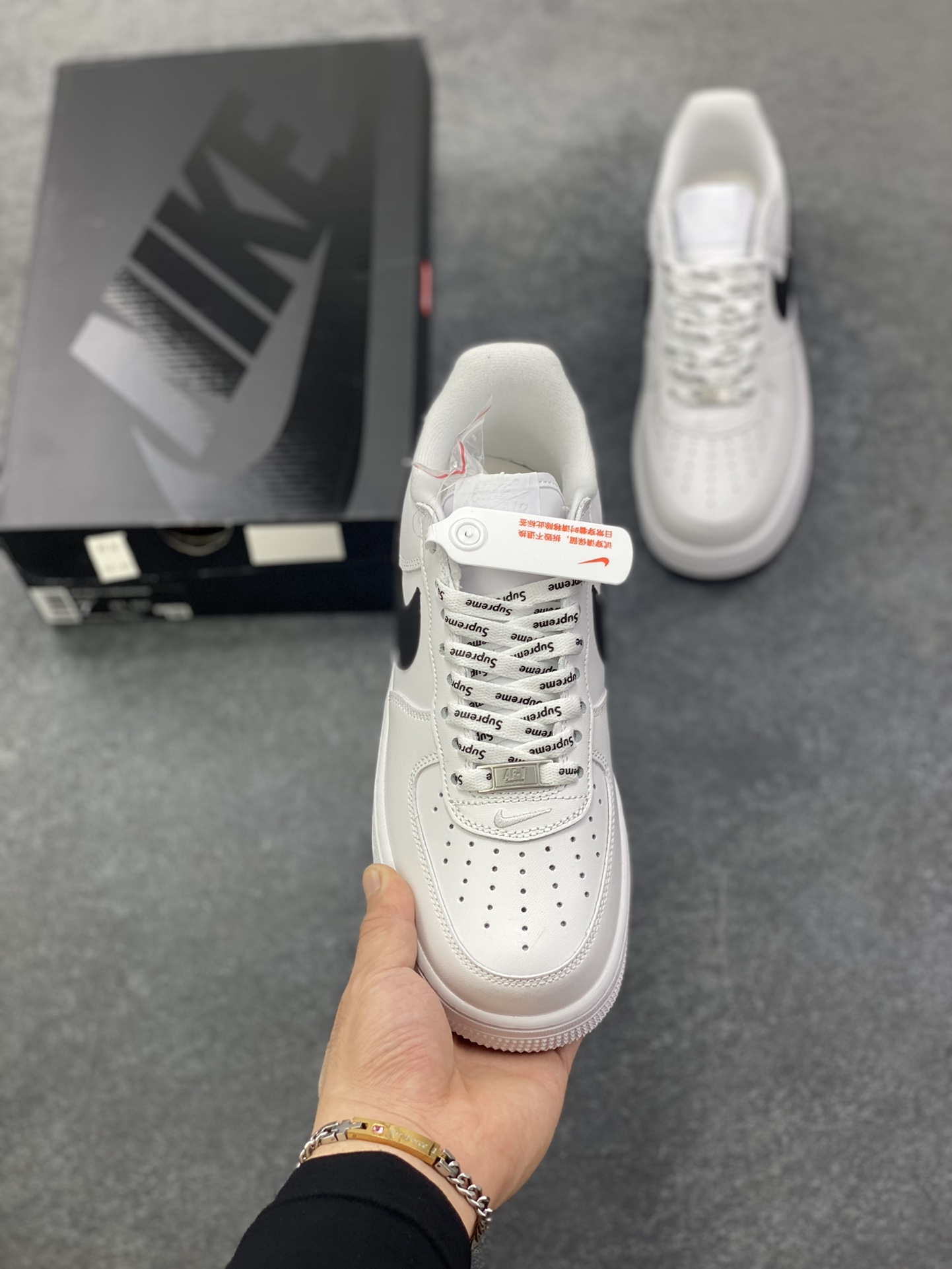 图片[2]-Nike Air Force 1 Low Supreme联名 空军一号低帮运动休闲板鞋 原楦头原纸板 打造纯正空军版型 专注外贸渠道 全掌内置蜂窝气垫 原盒配件 原厂中底钢印、拉帮完美 货号：CU9225-102 尺码：36 36.5 37.5 38 38.5 39 40 40.5 41 42 42.5 43 44 44.5 45-选品中心
