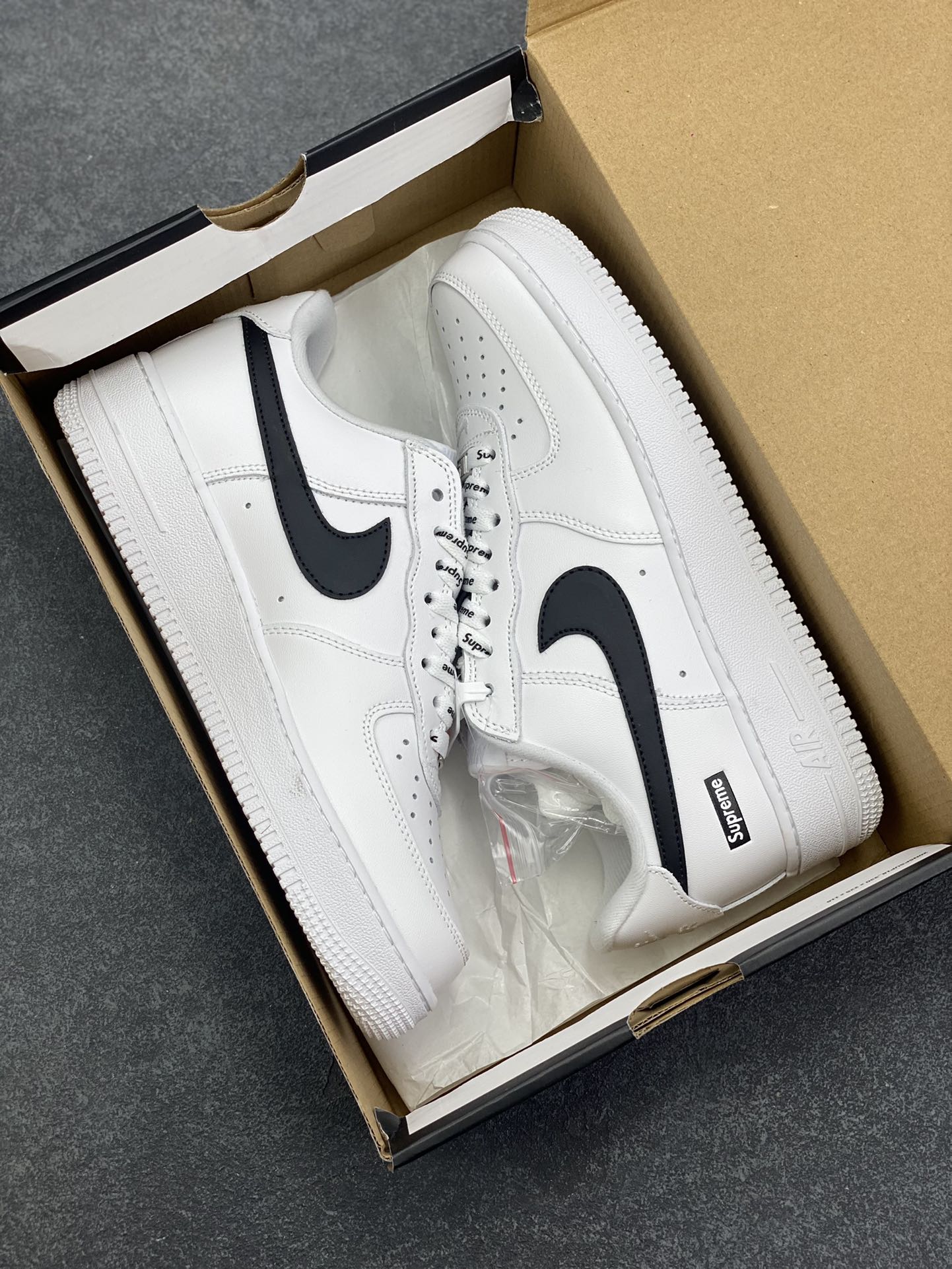 图片[9]-Nike Air Force 1 Low Supreme联名 空军一号低帮运动休闲板鞋 原楦头原纸板 打造纯正空军版型 专注外贸渠道 全掌内置蜂窝气垫 原盒配件 原厂中底钢印、拉帮完美 货号：CU9225-102 尺码：36 36.5 37.5 38 38.5 39 40 40.5 41 42 42.5 43 44 44.5 45-选品中心