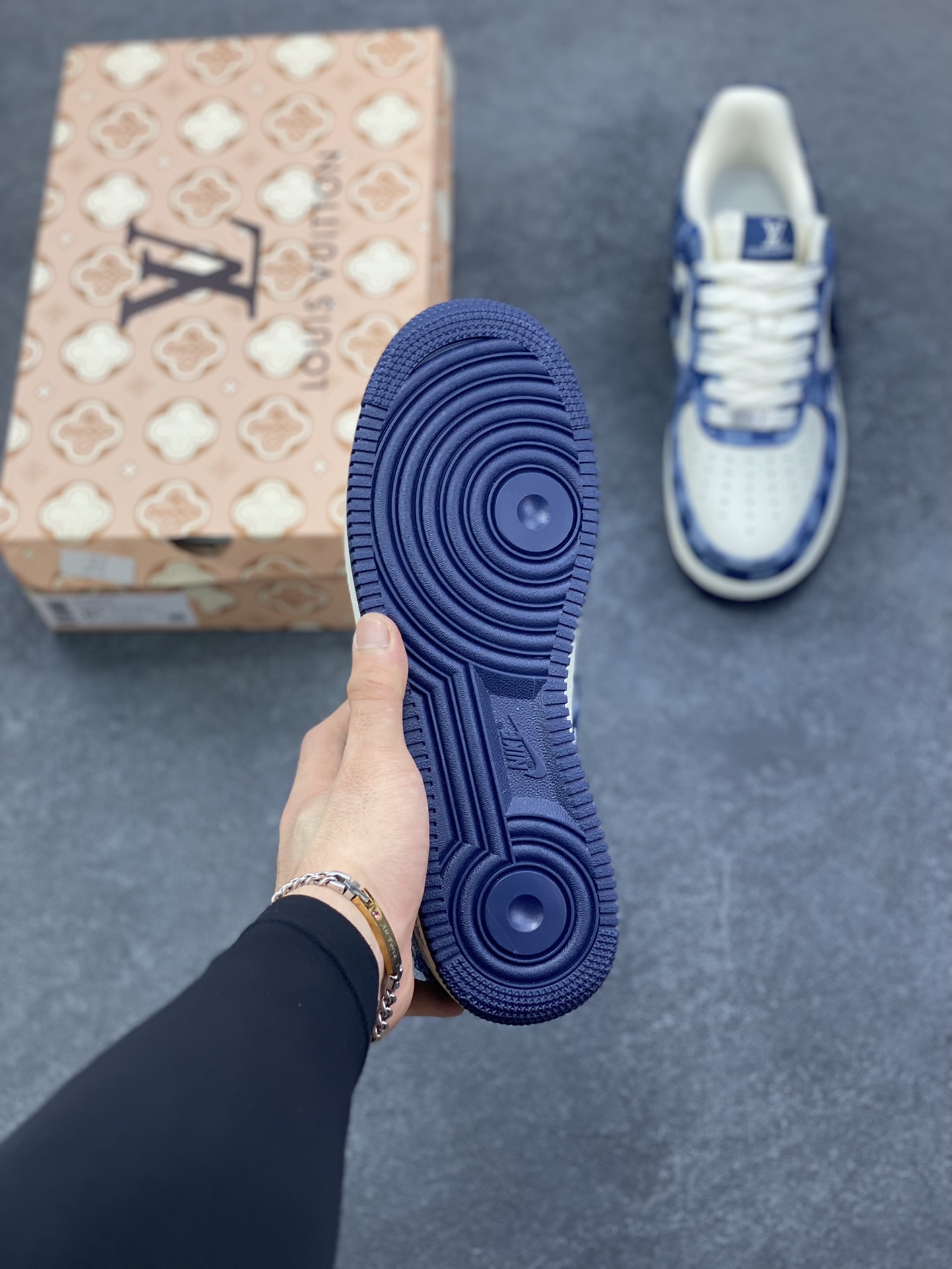 图片[5]-NIke Air Force 1 \’07 Low LV联名–白海军蓝空军一号低帮 运动鞋 休闲鞋 折边针车 流苏格子防水牛仔布 高级夜光效果 工艺难度大 原楦头原纸板 高端定制鞋盒 原厂鞋底 超高清洁度 细节完美 货号：YF9511-816 尺码：36 36.5 37.5 38 38.5 39 40 40.5 41 42 42.5 43 44 44.5 45-选品中心