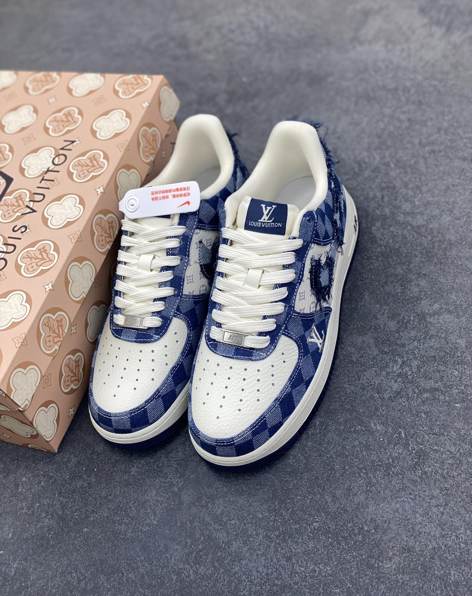 图片[8]-NIke Air Force 1 \’07 Low LV联名–白海军蓝空军一号低帮 运动鞋 休闲鞋 折边针车 流苏格子防水牛仔布 高级夜光效果 工艺难度大 原楦头原纸板 高端定制鞋盒 原厂鞋底 超高清洁度 细节完美 货号：YF9511-816 尺码：36 36.5 37.5 38 38.5 39 40 40.5 41 42 42.5 43 44 44.5 45-选品中心