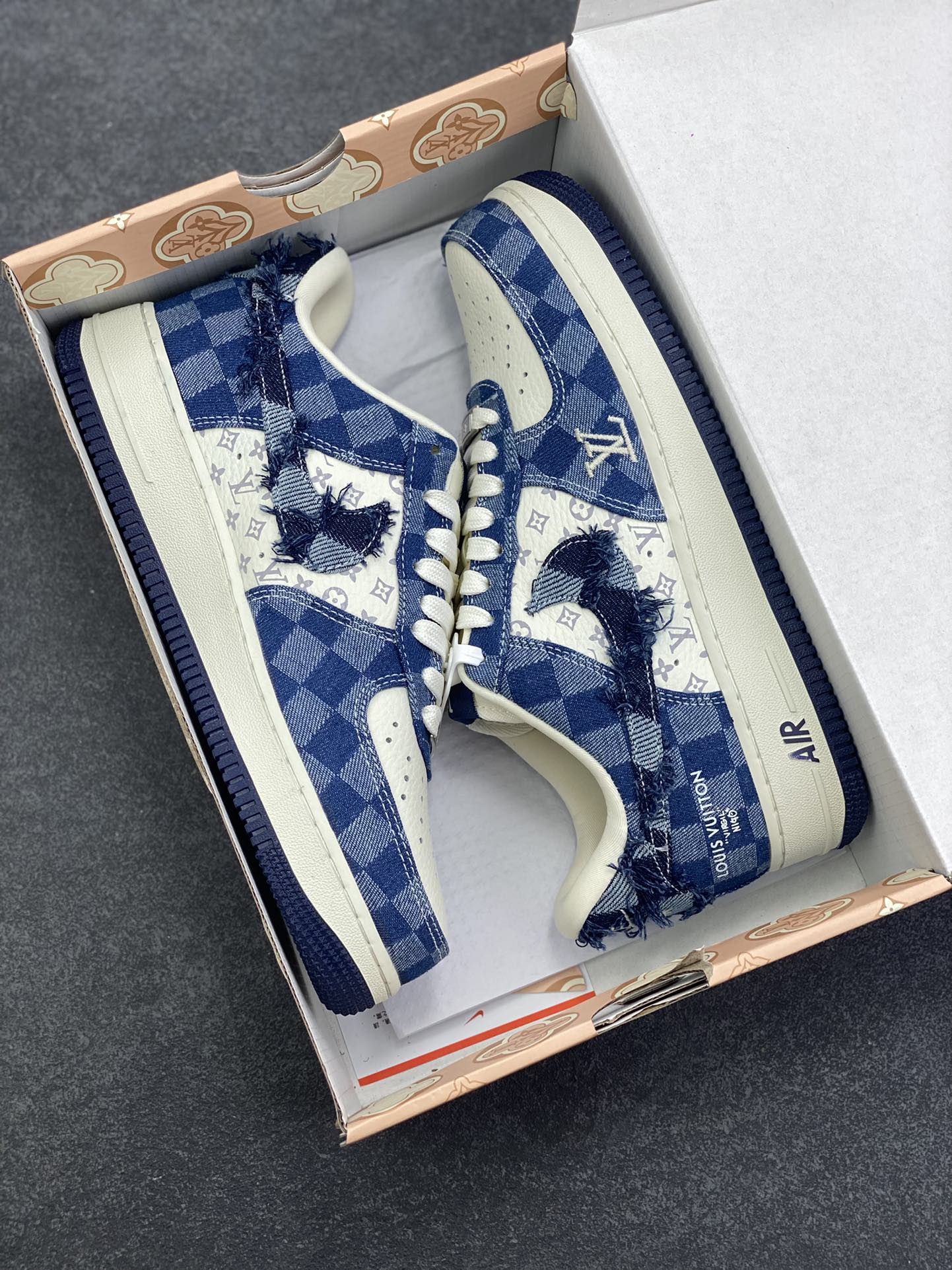 图片[9]-NIke Air Force 1 \’07 Low LV联名–白海军蓝空军一号低帮 运动鞋 休闲鞋 折边针车 流苏格子防水牛仔布 高级夜光效果 工艺难度大 原楦头原纸板 高端定制鞋盒 原厂鞋底 超高清洁度 细节完美 货号：YF9511-816 尺码：36 36.5 37.5 38 38.5 39 40 40.5 41 42 42.5 43 44 44.5 45-选品中心