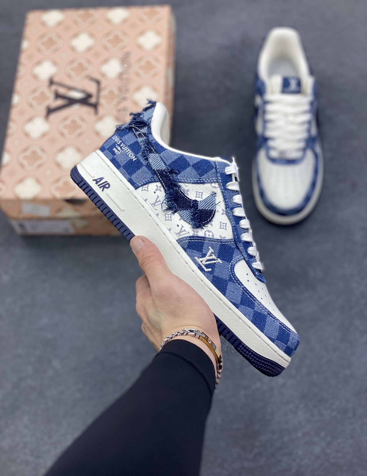 NIke Air Force 1 \’07 Low LV联名–白海军蓝空军一号低帮 运动鞋 休闲鞋 折边针车 流苏格子防水牛仔布 高级夜光效果 工艺难度大 原楦头原纸板 高端定制鞋盒 原厂鞋底 超高清洁度 细节完美 货号：YF9511-816 尺码：36 36.5 37.5 38 38.5 39 40 40.5 41 42 42.5 43 44 44.5 45-选品中心