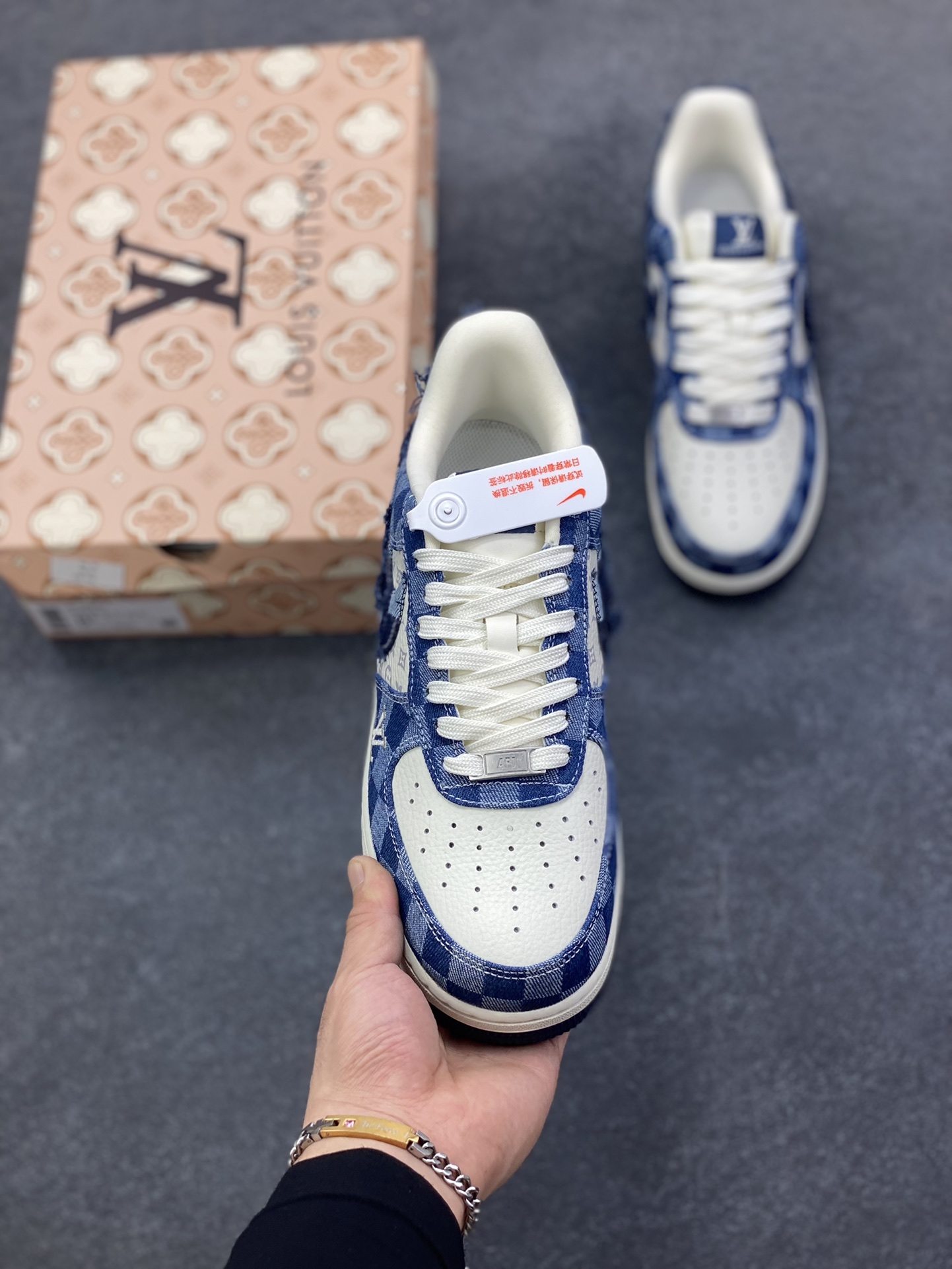 图片[2]-NIke Air Force 1 \’07 Low LV联名–白海军蓝空军一号低帮 运动鞋 休闲鞋 折边针车 流苏格子防水牛仔布 高级夜光效果 工艺难度大 原楦头原纸板 高端定制鞋盒 原厂鞋底 超高清洁度 细节完美 货号：YF9511-816 尺码：36 36.5 37.5 38 38.5 39 40 40.5 41 42 42.5 43 44 44.5 45-选品中心