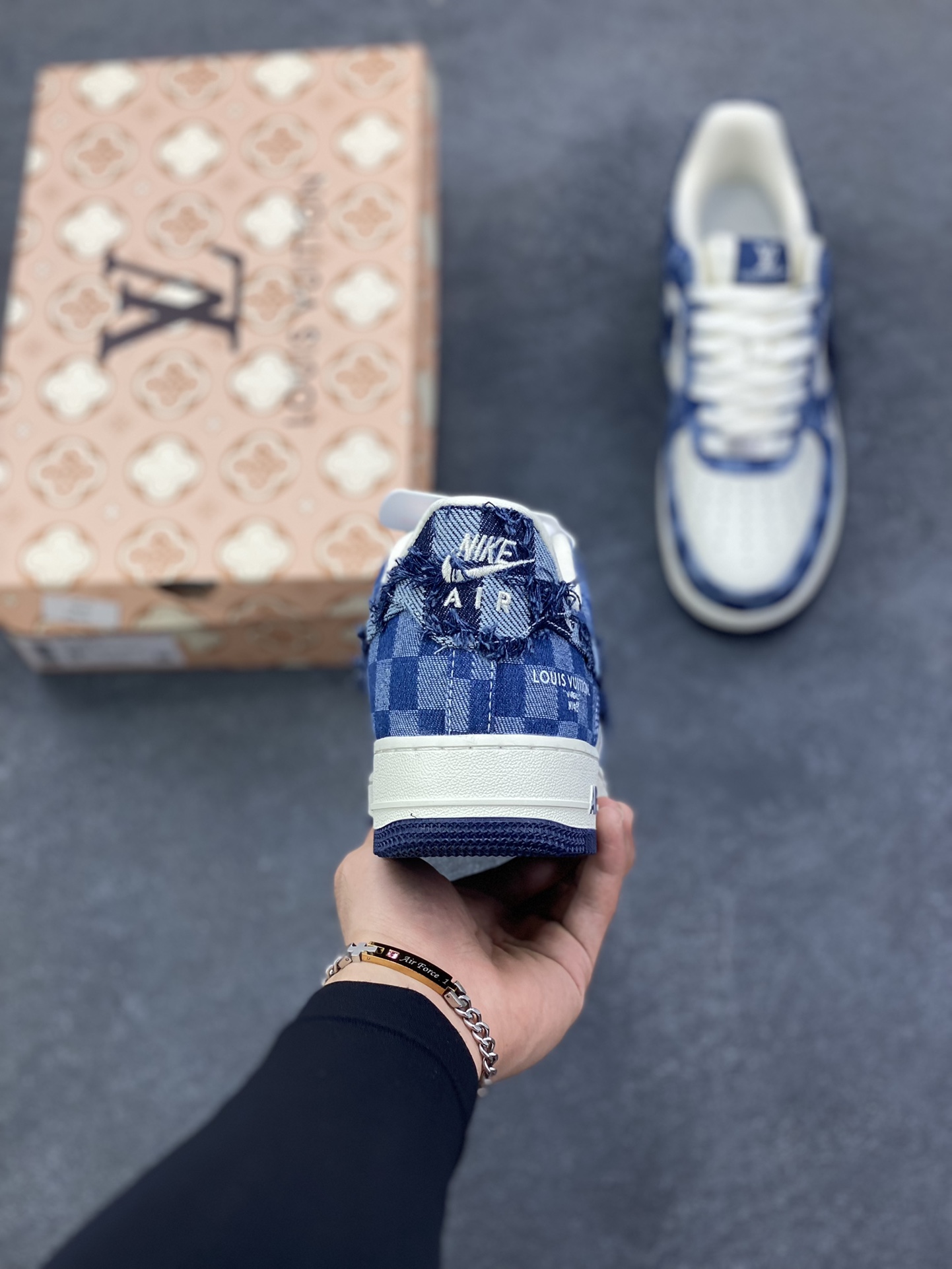 图片[4]-NIke Air Force 1 \’07 Low LV联名–白海军蓝空军一号低帮 运动鞋 休闲鞋 折边针车 流苏格子防水牛仔布 高级夜光效果 工艺难度大 原楦头原纸板 高端定制鞋盒 原厂鞋底 超高清洁度 细节完美 货号：YF9511-816 尺码：36 36.5 37.5 38 38.5 39 40 40.5 41 42 42.5 43 44 44.5 45-选品中心