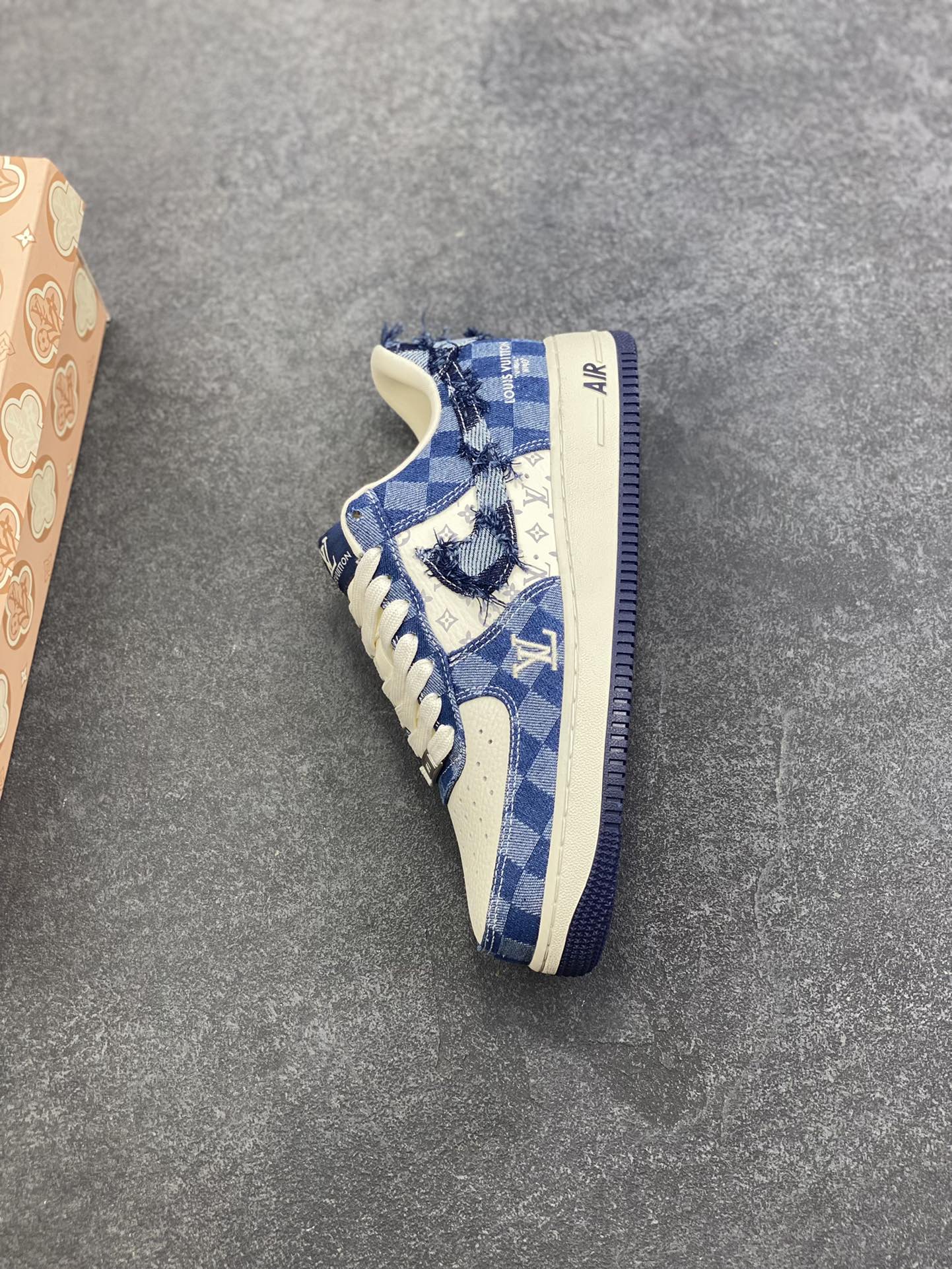 图片[7]-NIke Air Force 1 \’07 Low LV联名–白海军蓝空军一号低帮 运动鞋 休闲鞋 折边针车 流苏格子防水牛仔布 高级夜光效果 工艺难度大 原楦头原纸板 高端定制鞋盒 原厂鞋底 超高清洁度 细节完美 货号：YF9511-816 尺码：36 36.5 37.5 38 38.5 39 40 40.5 41 42 42.5 43 44 44.5 45-选品中心