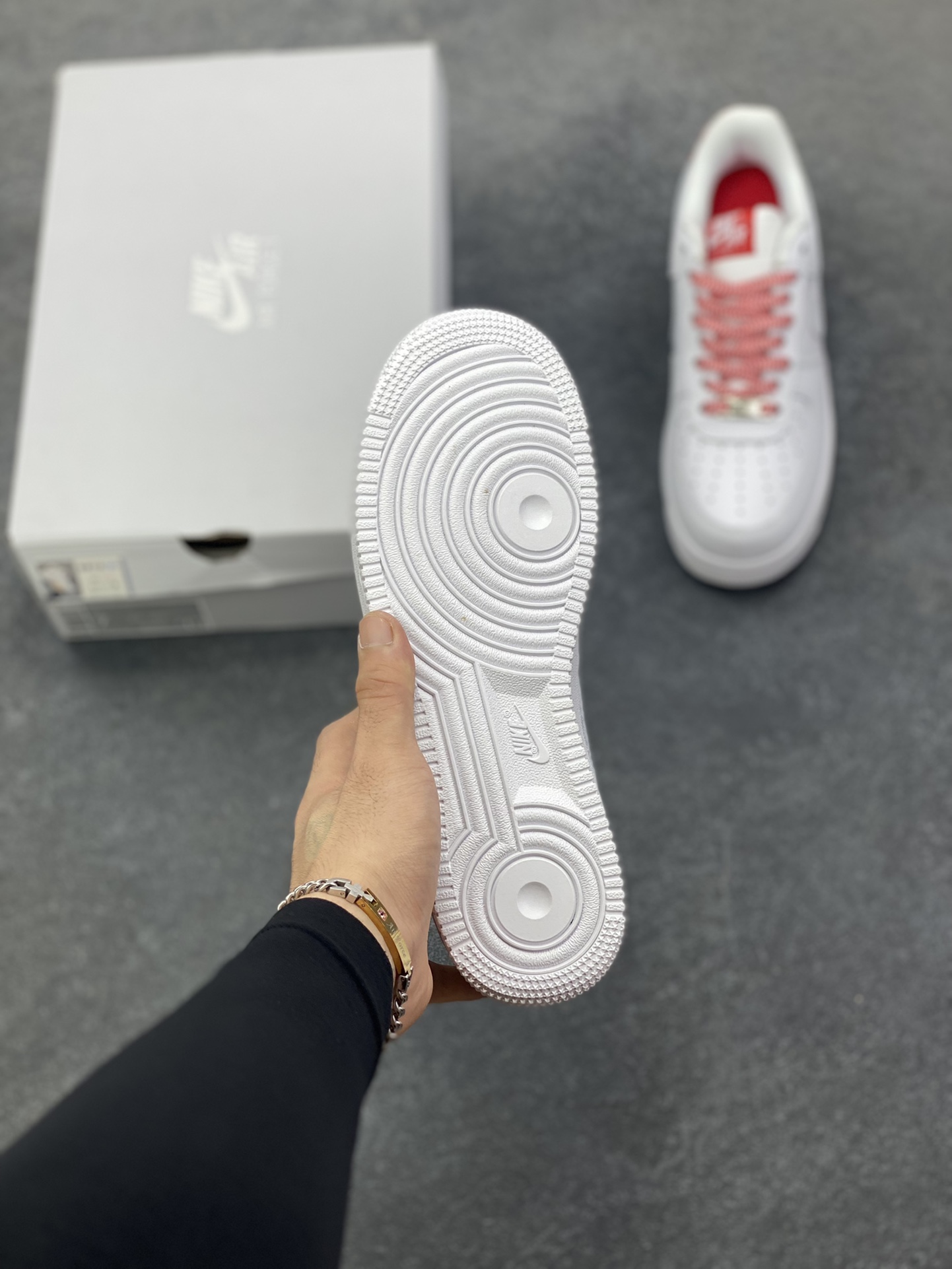 图片[5]-Nike Air Force 1 Low 压纹白红 原楦头原纸板 打造纯正空军版型 专注外贸渠道 全掌内置蜂窝气垫 原盒配件 原厂中底钢印、拉帮完美 货号：IB7167-103 尺码：36 36.5 37.5 38 38.5 39 40 40.5 41 42 42.5 43 44 44.5 45-选品中心