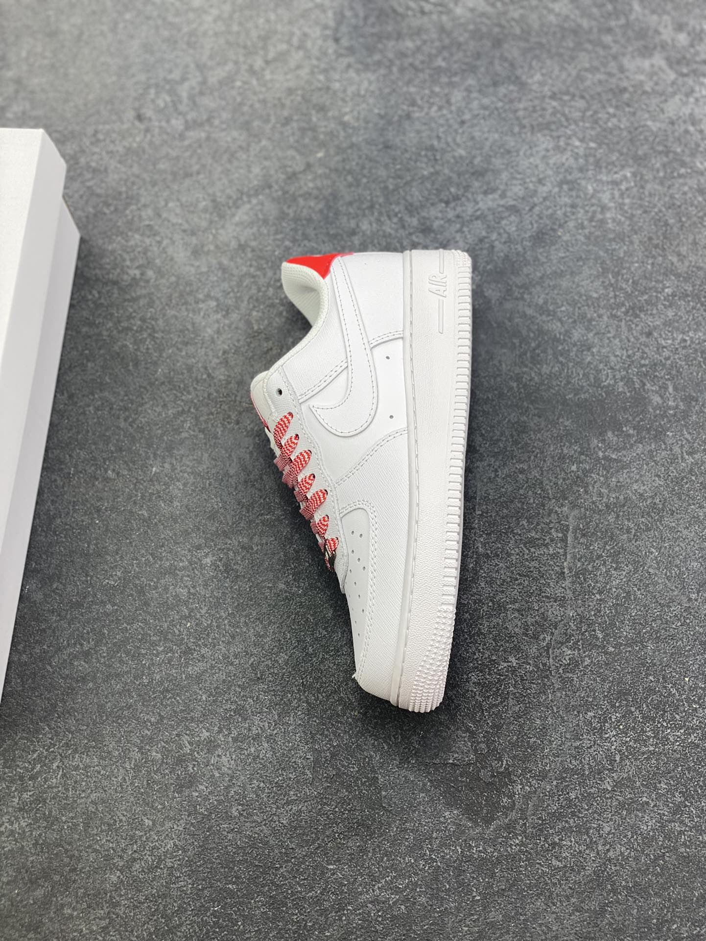 图片[7]-Nike Air Force 1 Low 压纹白红 原楦头原纸板 打造纯正空军版型 专注外贸渠道 全掌内置蜂窝气垫 原盒配件 原厂中底钢印、拉帮完美 货号：IB7167-103 尺码：36 36.5 37.5 38 38.5 39 40 40.5 41 42 42.5 43 44 44.5 45-选品中心