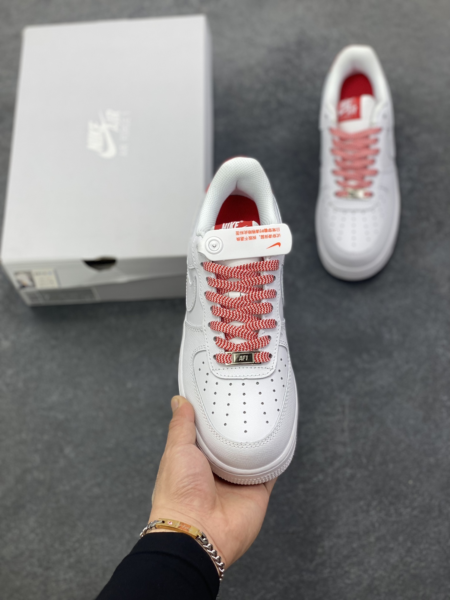 图片[2]-Nike Air Force 1 Low 压纹白红 原楦头原纸板 打造纯正空军版型 专注外贸渠道 全掌内置蜂窝气垫 原盒配件 原厂中底钢印、拉帮完美 货号：IB7167-103 尺码：36 36.5 37.5 38 38.5 39 40 40.5 41 42 42.5 43 44 44.5 45-选品中心
