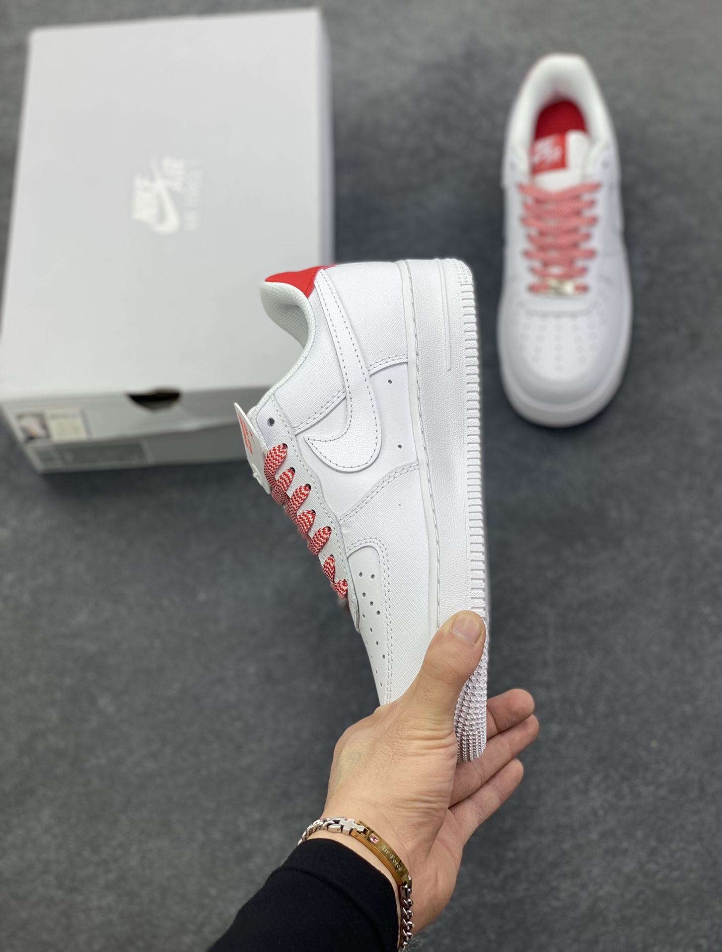 图片[3]-Nike Air Force 1 Low 压纹白红 原楦头原纸板 打造纯正空军版型 专注外贸渠道 全掌内置蜂窝气垫 原盒配件 原厂中底钢印、拉帮完美 货号：IB7167-103 尺码：36 36.5 37.5 38 38.5 39 40 40.5 41 42 42.5 43 44 44.5 45-选品中心