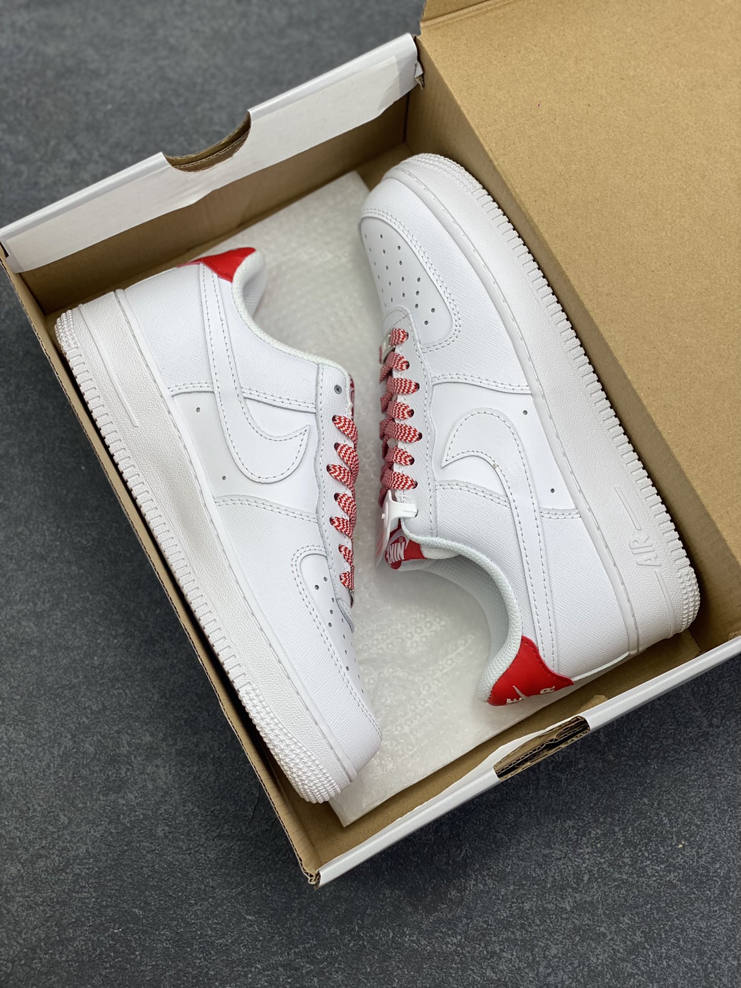 图片[9]-Nike Air Force 1 Low 压纹白红 原楦头原纸板 打造纯正空军版型 专注外贸渠道 全掌内置蜂窝气垫 原盒配件 原厂中底钢印、拉帮完美 货号：IB7167-103 尺码：36 36.5 37.5 38 38.5 39 40 40.5 41 42 42.5 43 44 44.5 45-选品中心