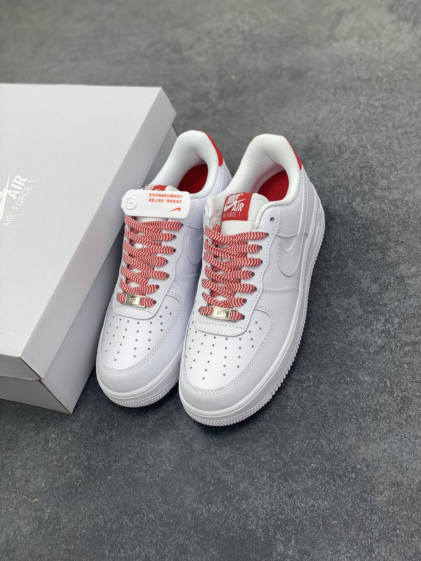 图片[8]-Nike Air Force 1 Low 压纹白红 原楦头原纸板 打造纯正空军版型 专注外贸渠道 全掌内置蜂窝气垫 原盒配件 原厂中底钢印、拉帮完美 货号：IB7167-103 尺码：36 36.5 37.5 38 38.5 39 40 40.5 41 42 42.5 43 44 44.5 45-选品中心