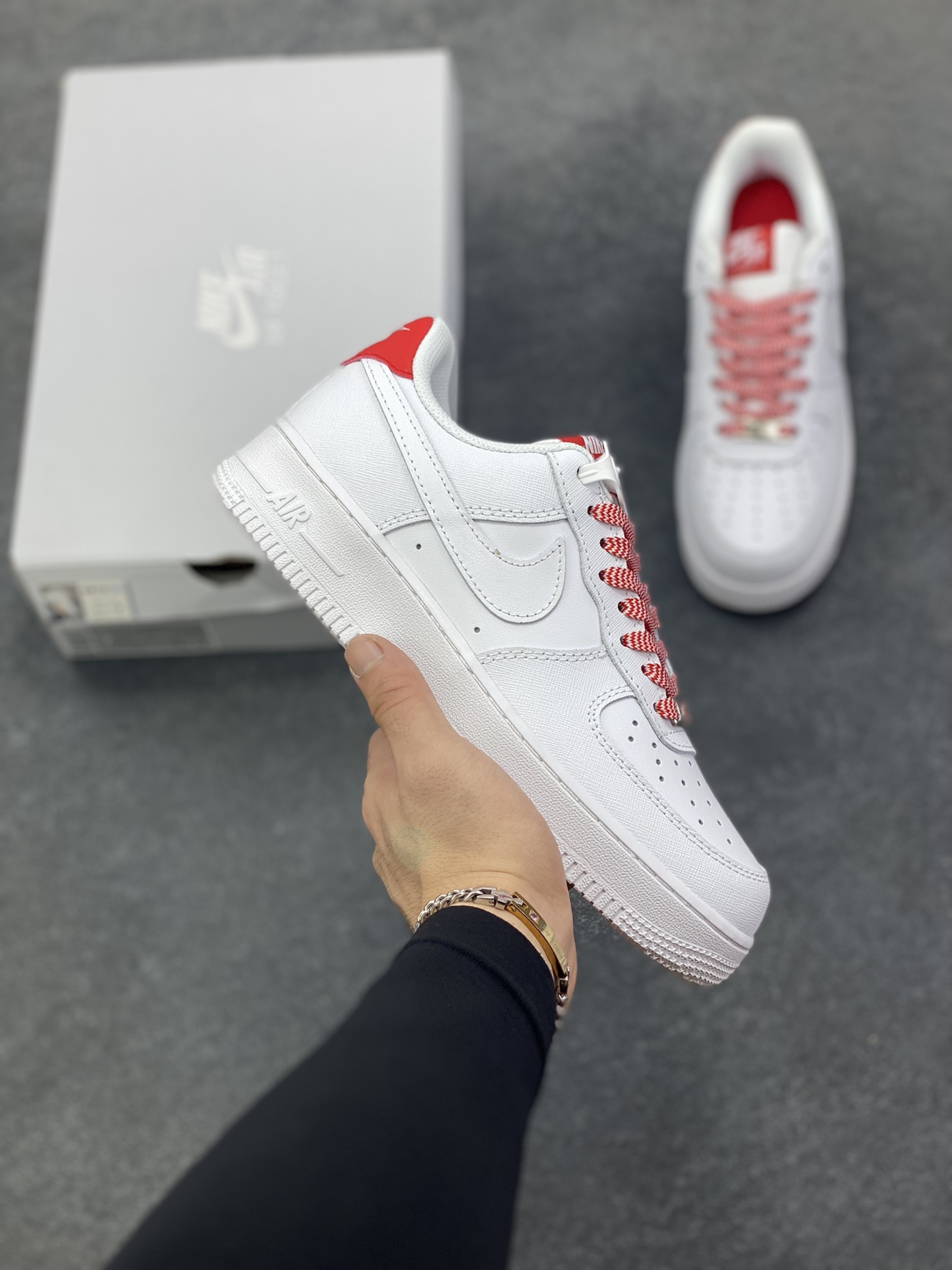 Nike Air Force 1 Low 压纹白红 原楦头原纸板 打造纯正空军版型 专注外贸渠道 全掌内置蜂窝气垫 原盒配件 原厂中底钢印、拉帮完美 货号：IB7167-103 尺码：36 36.5 37.5 38 38.5 39 40 40.5 41 42 42.5 43 44 44.5 45-选品中心