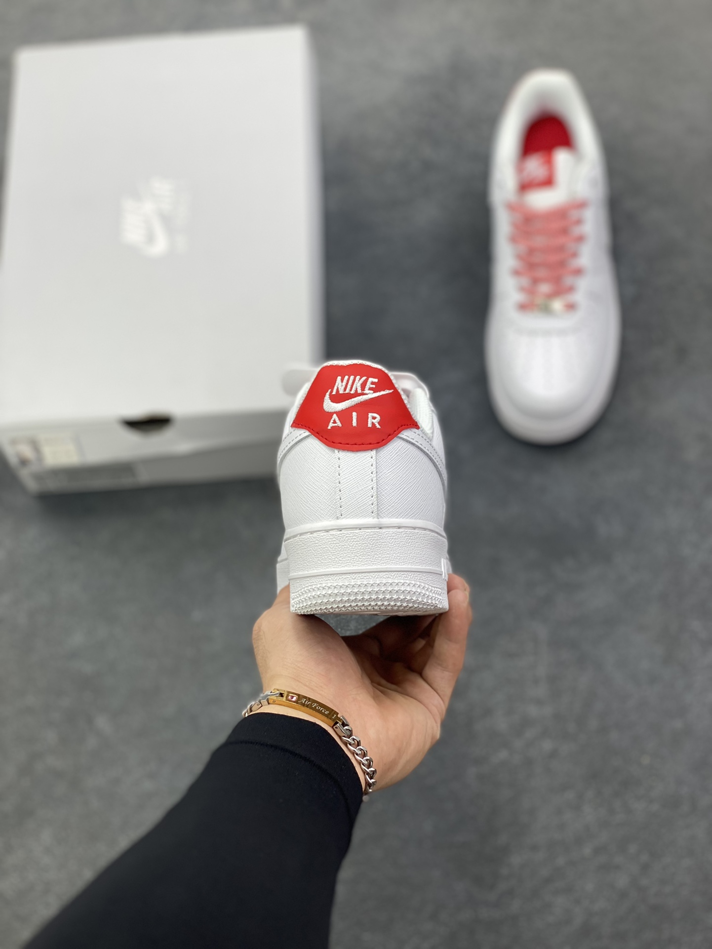 图片[4]-Nike Air Force 1 Low 压纹白红 原楦头原纸板 打造纯正空军版型 专注外贸渠道 全掌内置蜂窝气垫 原盒配件 原厂中底钢印、拉帮完美 货号：IB7167-103 尺码：36 36.5 37.5 38 38.5 39 40 40.5 41 42 42.5 43 44 44.5 45-选品中心