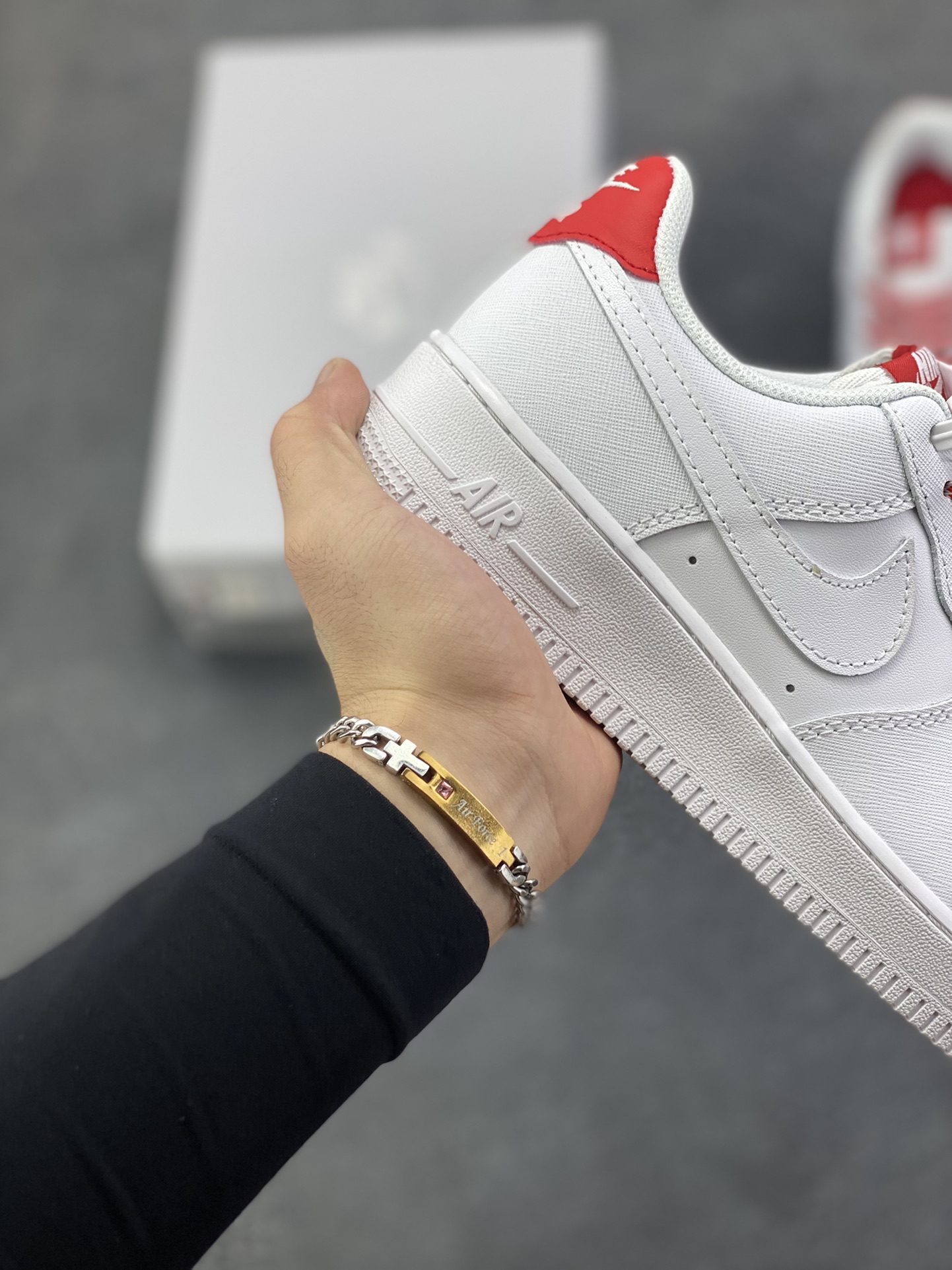 图片[6]-Nike Air Force 1 Low 压纹白红 原楦头原纸板 打造纯正空军版型 专注外贸渠道 全掌内置蜂窝气垫 原盒配件 原厂中底钢印、拉帮完美 货号：IB7167-103 尺码：36 36.5 37.5 38 38.5 39 40 40.5 41 42 42.5 43 44 44.5 45-选品中心