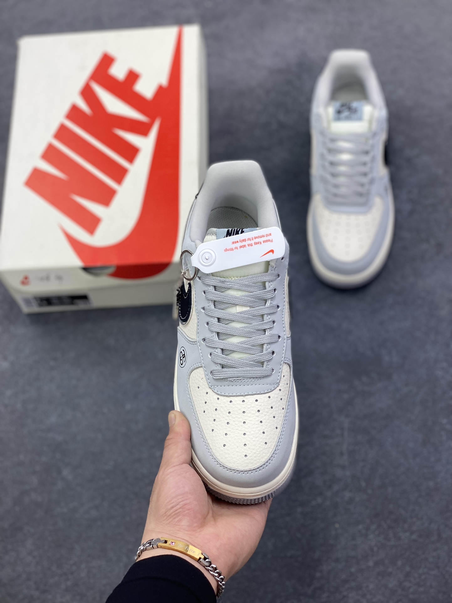 图片[2]-Nike Air Force 1 \’07 Low “斯图西联名——米灰黑”空军一号 高端定制 低帮 运动鞋 休闲鞋 折边针车 工艺难度大 原楦头原纸板 原装鞋盒 定制五金配件 内置全掌气垫 原厂鞋底 货号：DK0188-085 尺码：36 36.5 37.5 38 38.5 39 40 40.5 41 42 42.5 43 44 44.5 45-选品中心