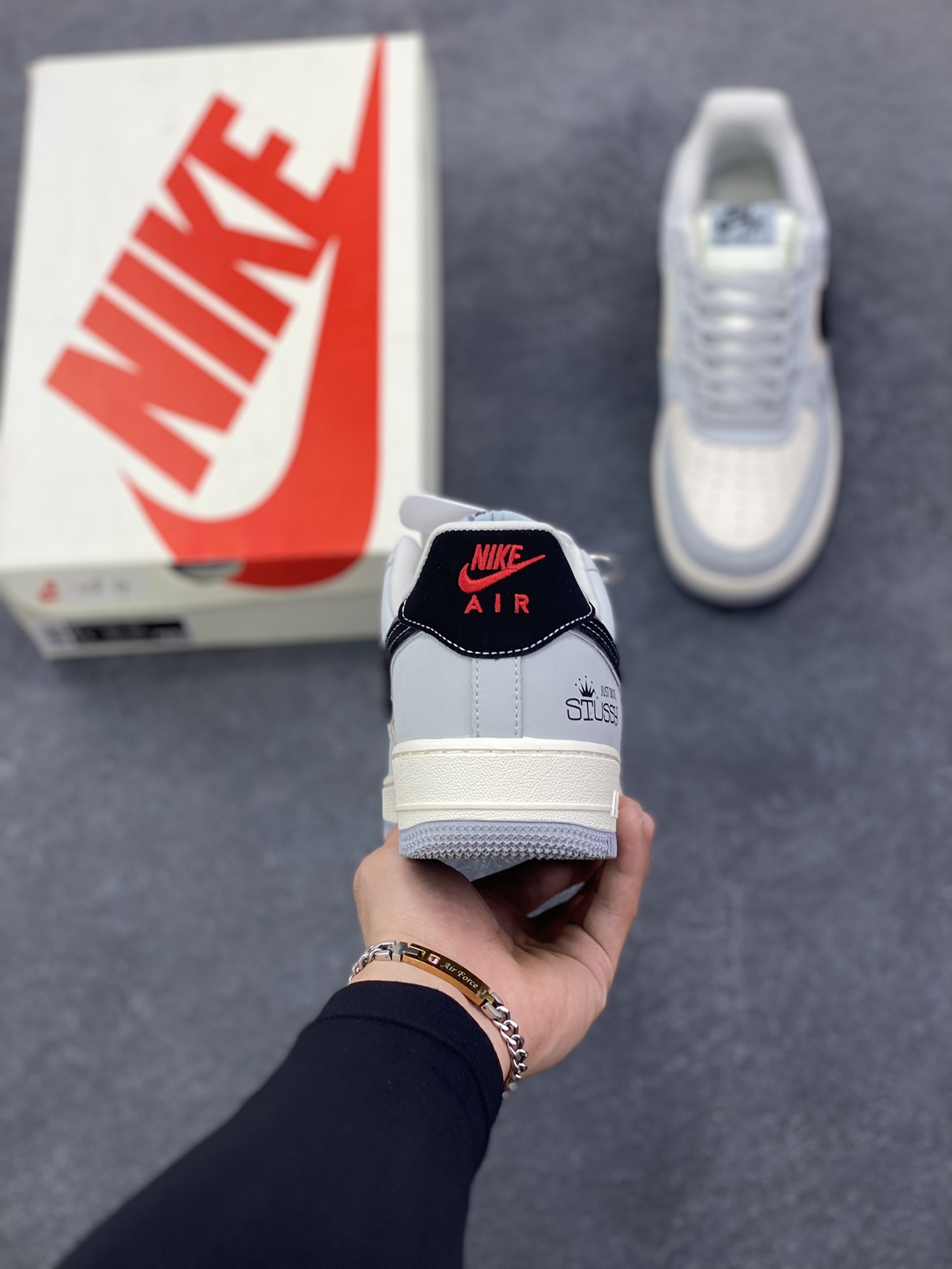 图片[4]-Nike Air Force 1 \’07 Low “斯图西联名——米灰黑”空军一号 高端定制 低帮 运动鞋 休闲鞋 折边针车 工艺难度大 原楦头原纸板 原装鞋盒 定制五金配件 内置全掌气垫 原厂鞋底 货号：DK0188-085 尺码：36 36.5 37.5 38 38.5 39 40 40.5 41 42 42.5 43 44 44.5 45-选品中心