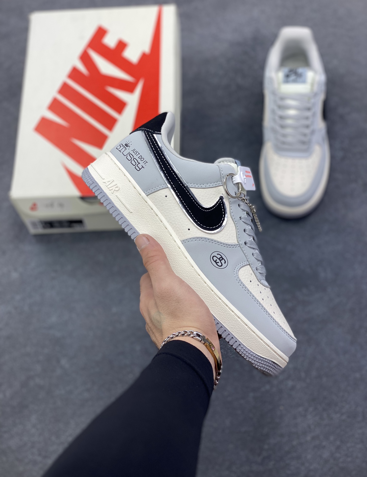 Nike Air Force 1 \’07 Low “斯图西联名——米灰黑”空军一号 高端定制 低帮 运动鞋 休闲鞋 折边针车 工艺难度大 原楦头原纸板 原装鞋盒 定制五金配件 内置全掌气垫 原厂鞋底 货号：DK0188-085 尺码：36 36.5 37.5 38 38.5 39 40 40.5 41 42 42.5 43 44 44.5 45-选品中心