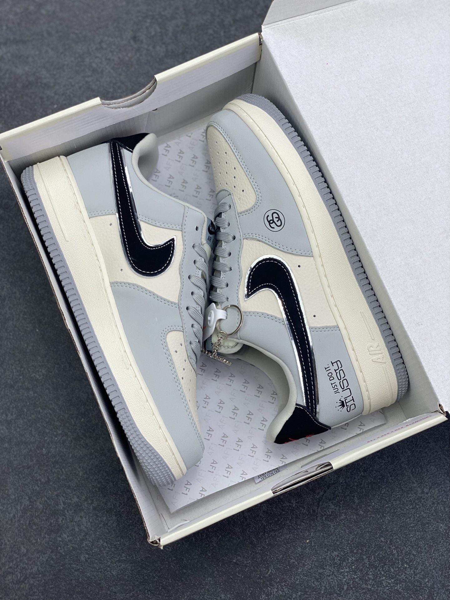 图片[9]-Nike Air Force 1 \’07 Low “斯图西联名——米灰黑”空军一号 高端定制 低帮 运动鞋 休闲鞋 折边针车 工艺难度大 原楦头原纸板 原装鞋盒 定制五金配件 内置全掌气垫 原厂鞋底 货号：DK0188-085 尺码：36 36.5 37.5 38 38.5 39 40 40.5 41 42 42.5 43 44 44.5 45-选品中心