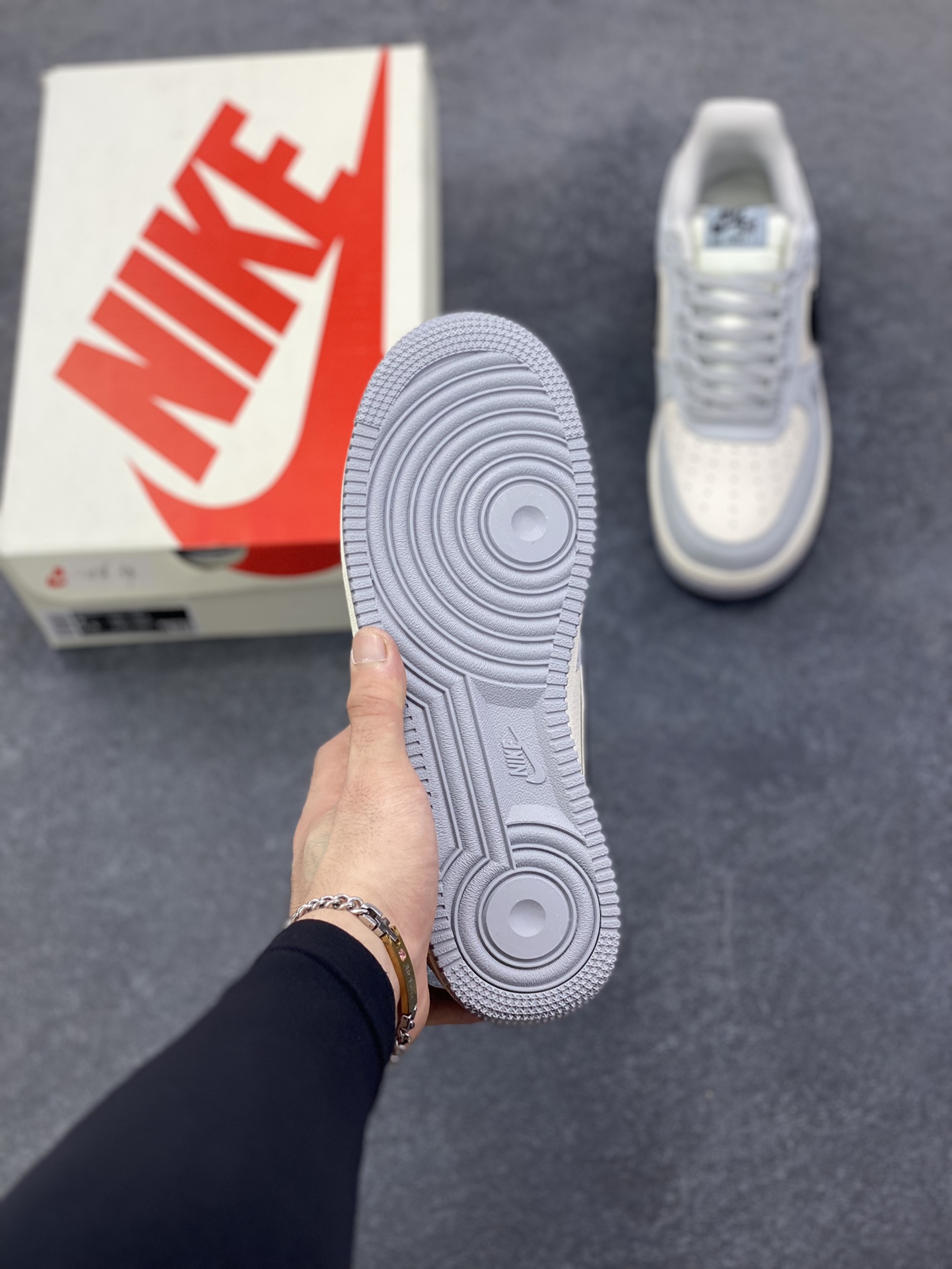 图片[5]-Nike Air Force 1 \’07 Low “斯图西联名——米灰黑”空军一号 高端定制 低帮 运动鞋 休闲鞋 折边针车 工艺难度大 原楦头原纸板 原装鞋盒 定制五金配件 内置全掌气垫 原厂鞋底 货号：DK0188-085 尺码：36 36.5 37.5 38 38.5 39 40 40.5 41 42 42.5 43 44 44.5 45-选品中心