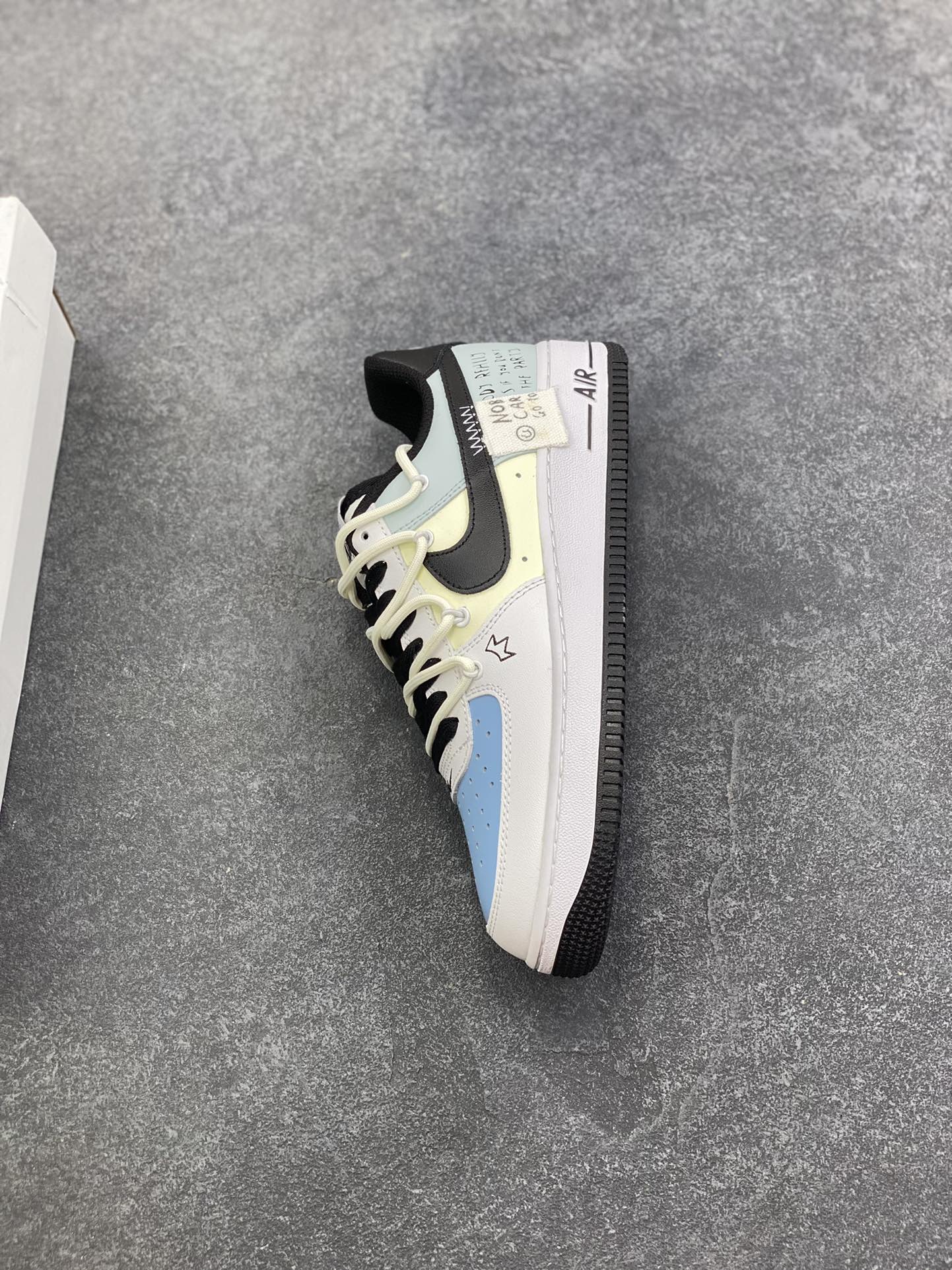 图片[7]-福利特价 Nike Air Force 1\’07 Low 白灰黑绑带 原楦头原纸板 打造纯正空军版型专注外贸渠道 全掌内置蜂窝气垫 原盒配件 原厂中底钢印、拉帮完美 货号：DH7561-102 尺码：36 36.5 37.5 38 38.5 39 40 40.5 41 42 42.5 43 44 44.5 45-选品中心