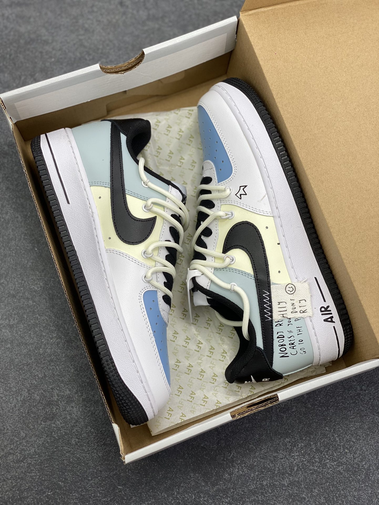 图片[9]-福利特价 Nike Air Force 1\’07 Low 白灰黑绑带 原楦头原纸板 打造纯正空军版型专注外贸渠道 全掌内置蜂窝气垫 原盒配件 原厂中底钢印、拉帮完美 货号：DH7561-102 尺码：36 36.5 37.5 38 38.5 39 40 40.5 41 42 42.5 43 44 44.5 45-选品中心