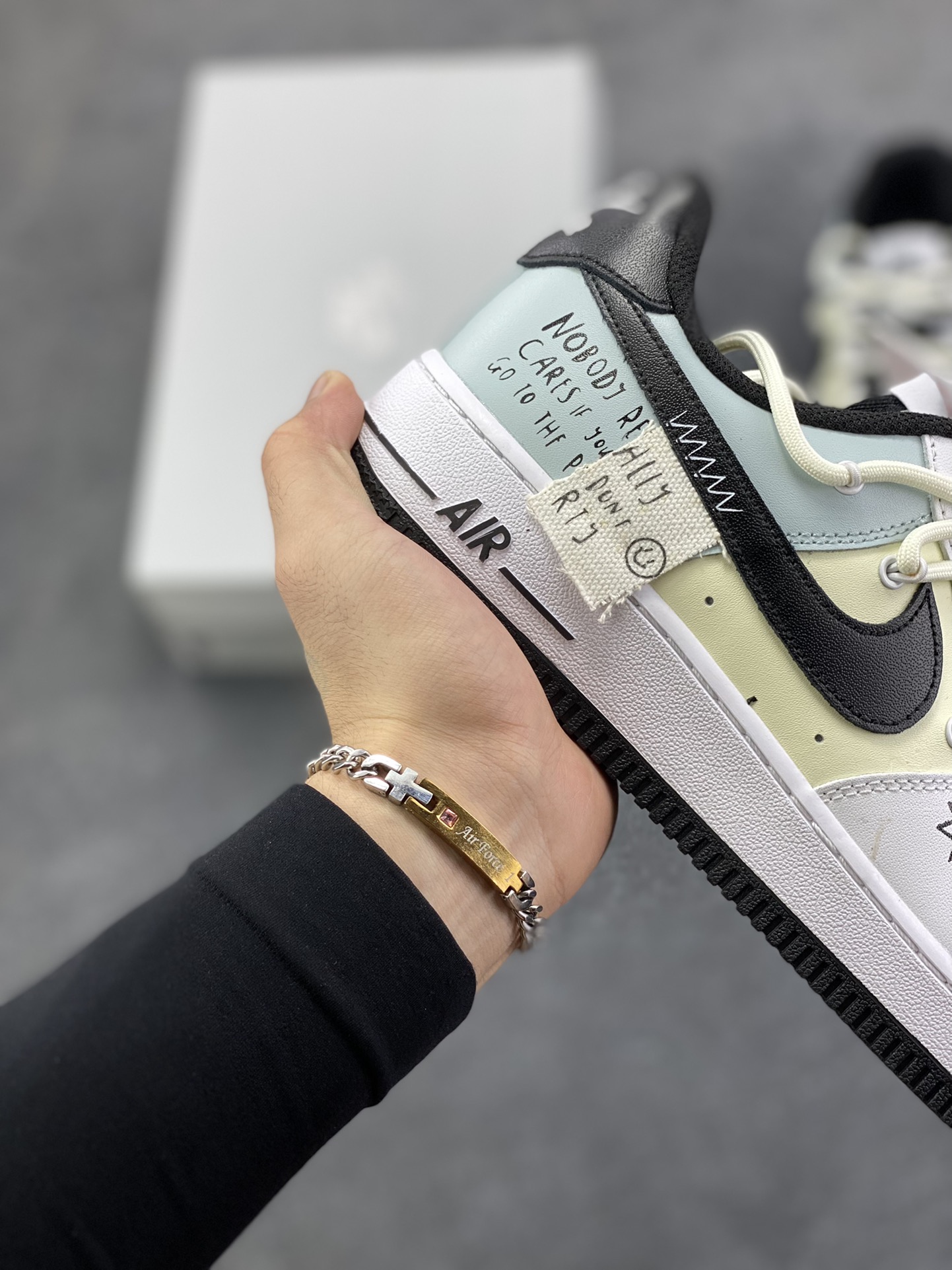 图片[6]-福利特价 Nike Air Force 1\’07 Low 白灰黑绑带 原楦头原纸板 打造纯正空军版型专注外贸渠道 全掌内置蜂窝气垫 原盒配件 原厂中底钢印、拉帮完美 货号：DH7561-102 尺码：36 36.5 37.5 38 38.5 39 40 40.5 41 42 42.5 43 44 44.5 45-选品中心