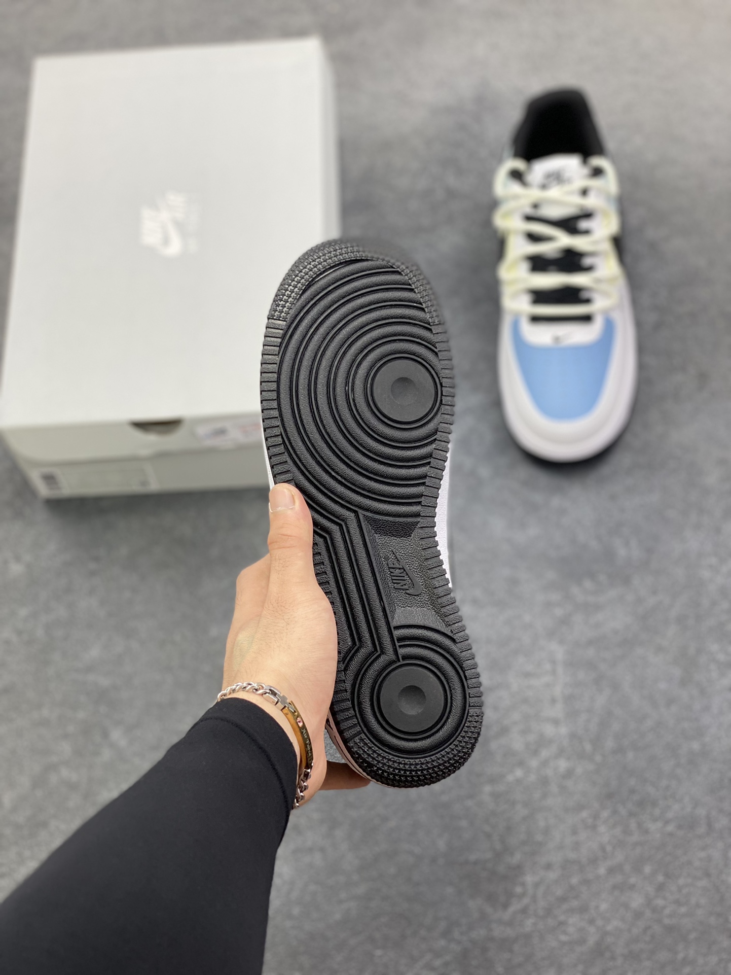 图片[5]-福利特价 Nike Air Force 1\’07 Low 白灰黑绑带 原楦头原纸板 打造纯正空军版型专注外贸渠道 全掌内置蜂窝气垫 原盒配件 原厂中底钢印、拉帮完美 货号：DH7561-102 尺码：36 36.5 37.5 38 38.5 39 40 40.5 41 42 42.5 43 44 44.5 45-选品中心