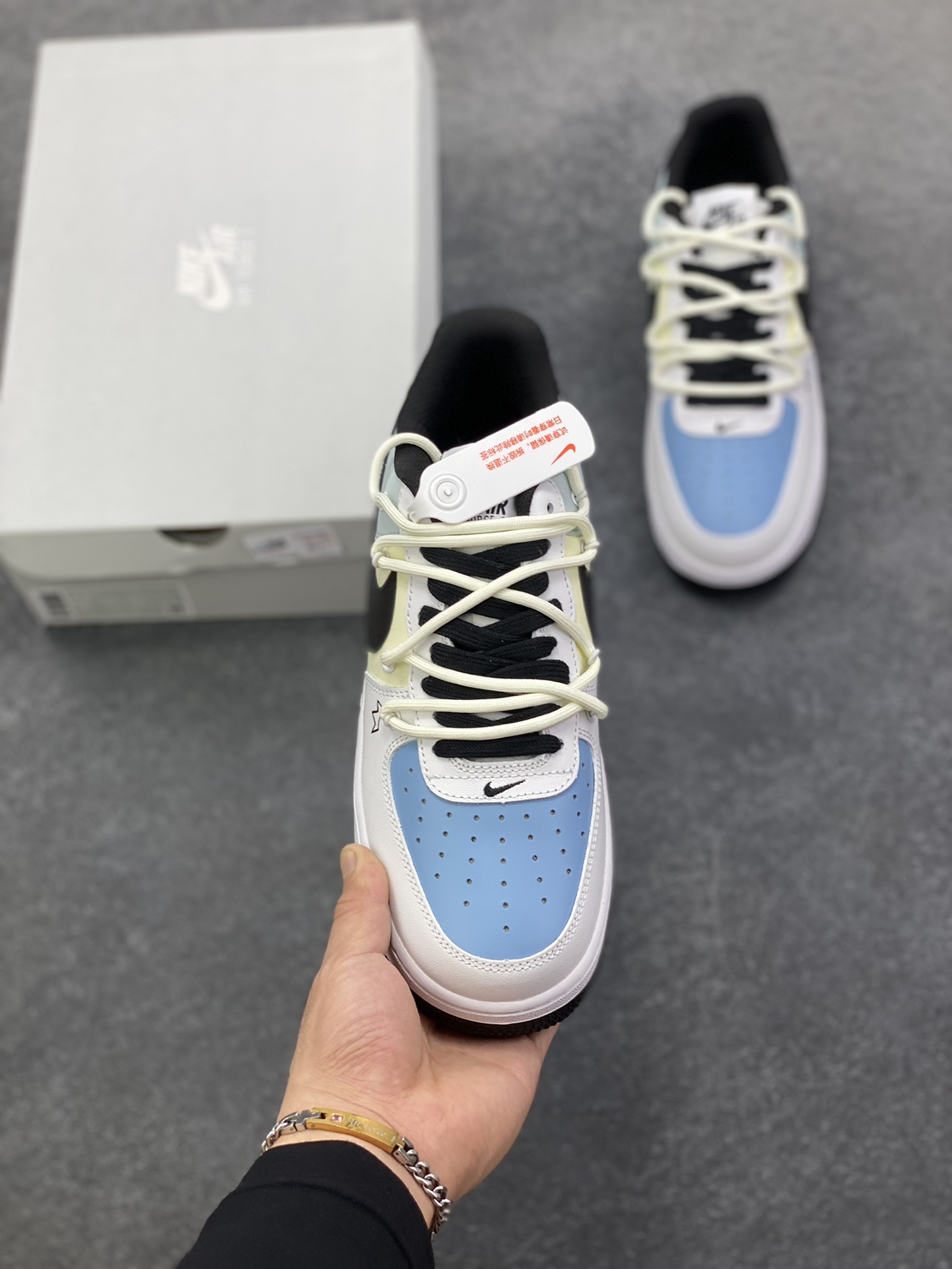 图片[2]-福利特价 Nike Air Force 1\’07 Low 白灰黑绑带 原楦头原纸板 打造纯正空军版型专注外贸渠道 全掌内置蜂窝气垫 原盒配件 原厂中底钢印、拉帮完美 货号：DH7561-102 尺码：36 36.5 37.5 38 38.5 39 40 40.5 41 42 42.5 43 44 44.5 45-选品中心