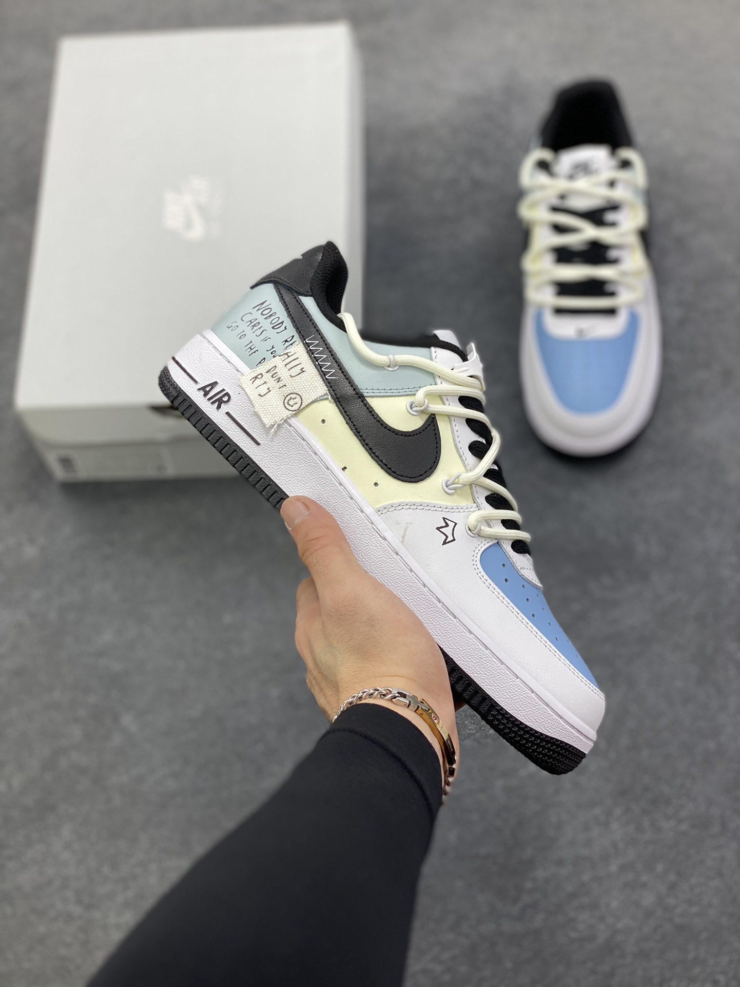 福利特价 Nike Air Force 1\’07 Low 白灰黑绑带 原楦头原纸板 打造纯正空军版型专注外贸渠道 全掌内置蜂窝气垫 原盒配件 原厂中底钢印、拉帮完美 货号：DH7561-102 尺码：36 36.5 37.5 38 38.5 39 40 40.5 41 42 42.5 43 44 44.5 45-选品中心