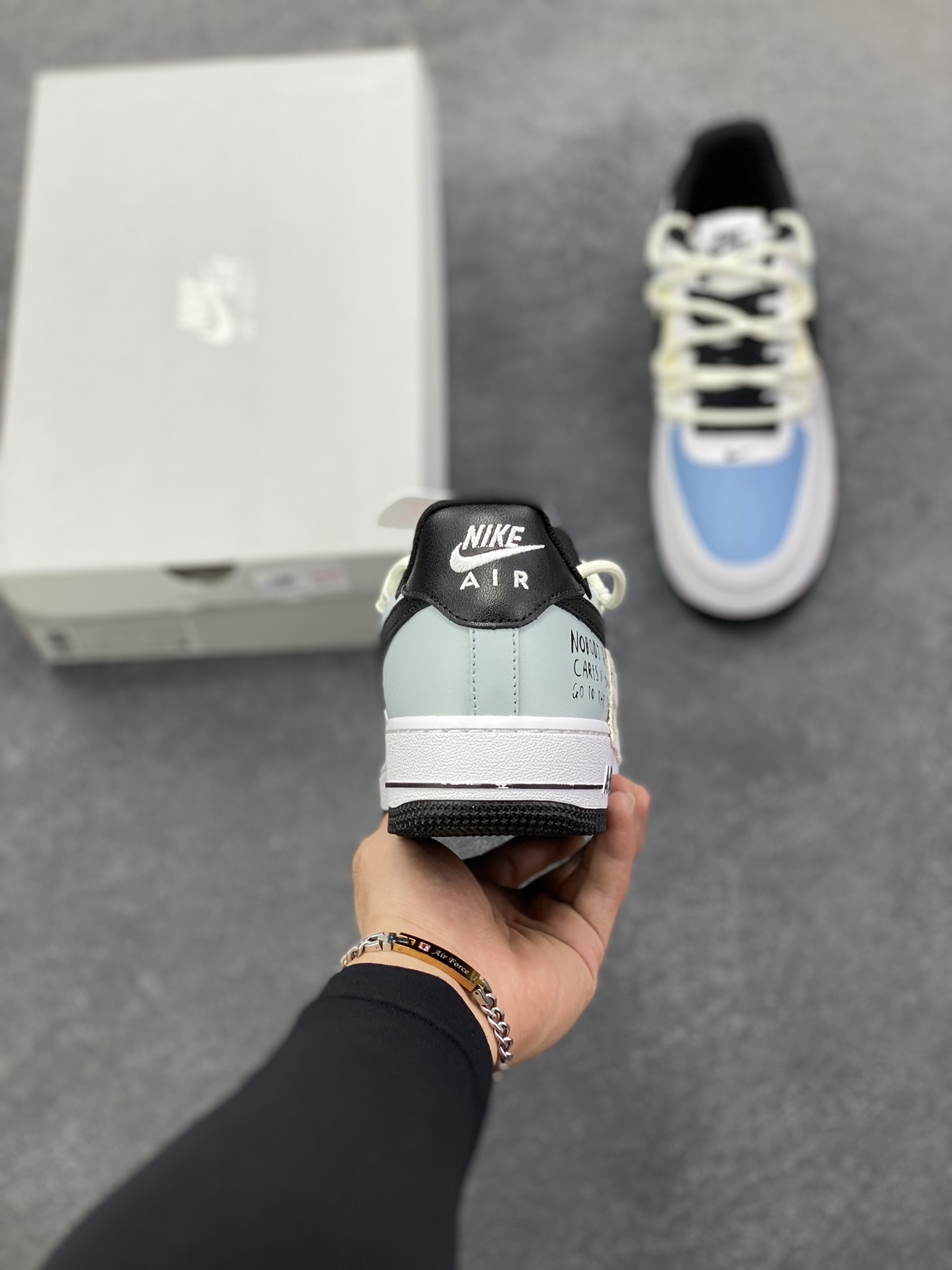 图片[4]-福利特价 Nike Air Force 1\’07 Low 白灰黑绑带 原楦头原纸板 打造纯正空军版型专注外贸渠道 全掌内置蜂窝气垫 原盒配件 原厂中底钢印、拉帮完美 货号：DH7561-102 尺码：36 36.5 37.5 38 38.5 39 40 40.5 41 42 42.5 43 44 44.5 45-选品中心