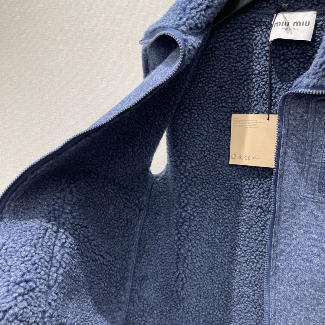 Miu 25秋冬新款 摇粒绒马甲 领口的毛毛超可爱 超级厚实的一件 高蓬松饱满颗粒绒 触感软糯 侧边拉链
