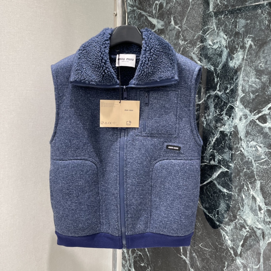 Miu 25秋冬新款 摇粒绒马甲 领口的毛毛超可爱 超级厚实的一件 高蓬松饱满颗粒绒 触感软糯 侧边拉链