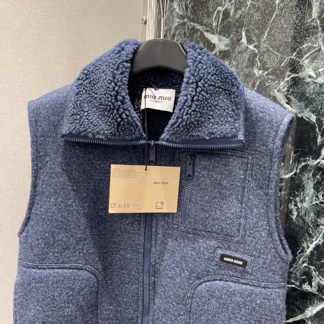 Miu 25秋冬新款 摇粒绒马甲 领口的毛毛超可爱 超级厚实的一件 高蓬松饱满颗粒绒 触感软糯 侧边拉链