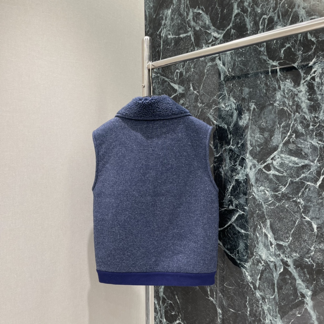 Miu 25秋冬新款 摇粒绒马甲 领口的毛毛超可爱 超级厚实的一件 高蓬松饱满颗粒绒 触感软糯 侧边拉链