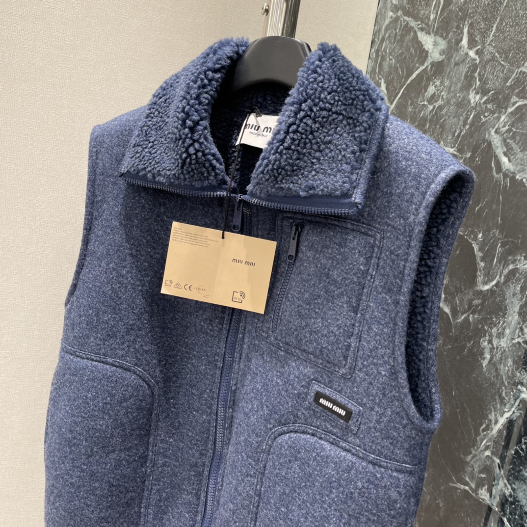Miu 25秋冬新款 摇粒绒马甲 领口的毛毛超可爱 超级厚实的一件 高蓬松饱满颗粒绒 触感软糯 侧边拉链