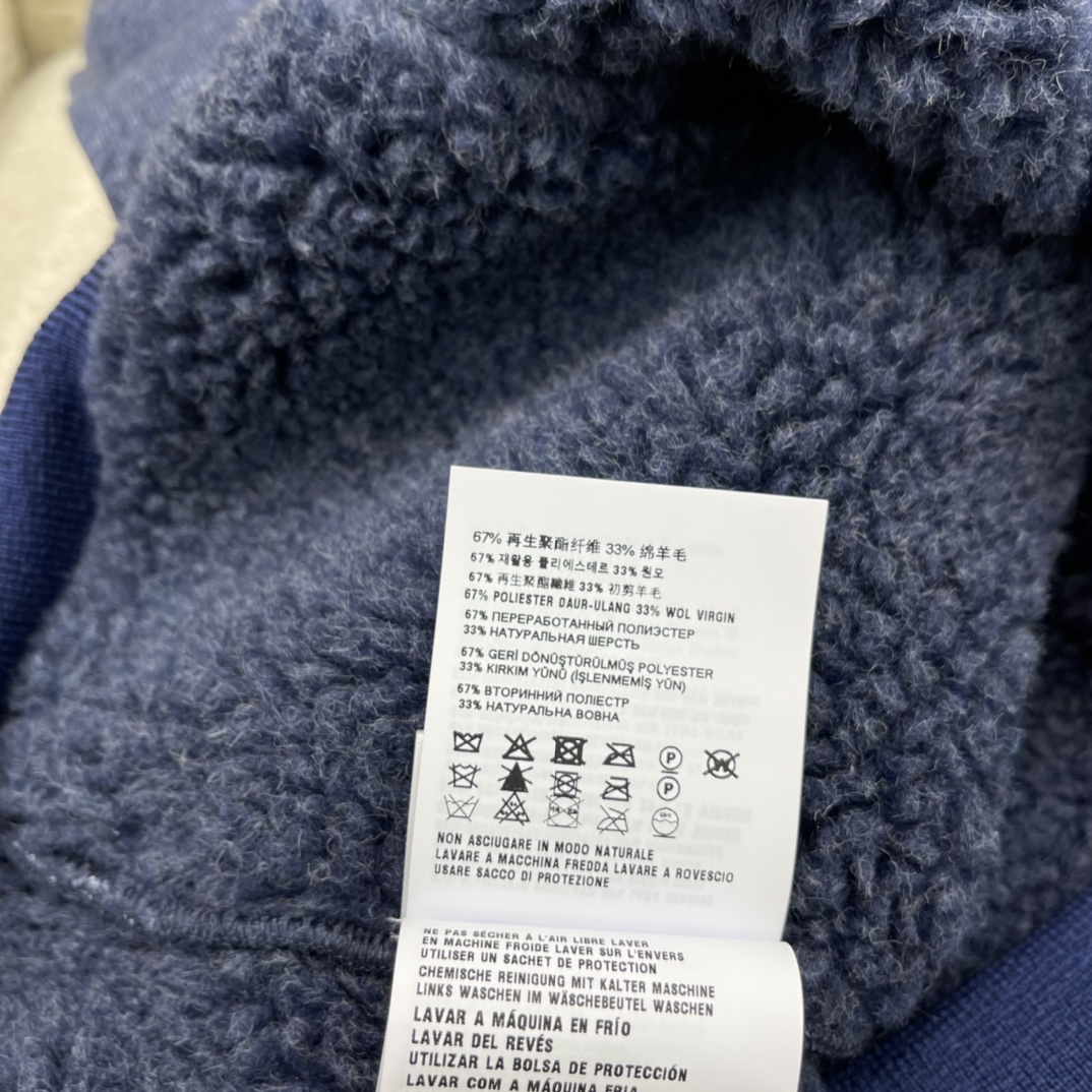 Miu 25秋冬新款 摇粒绒马甲 领口的毛毛超可爱 超级厚实的一件 高蓬松饱满颗粒绒 触感软糯 侧边拉链