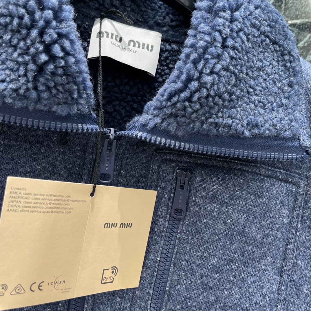 Miu 25秋冬新款 摇粒绒马甲 领口的毛毛超可爱 超级厚实的一件 高蓬松饱满颗粒绒 触感软糯 侧边拉链