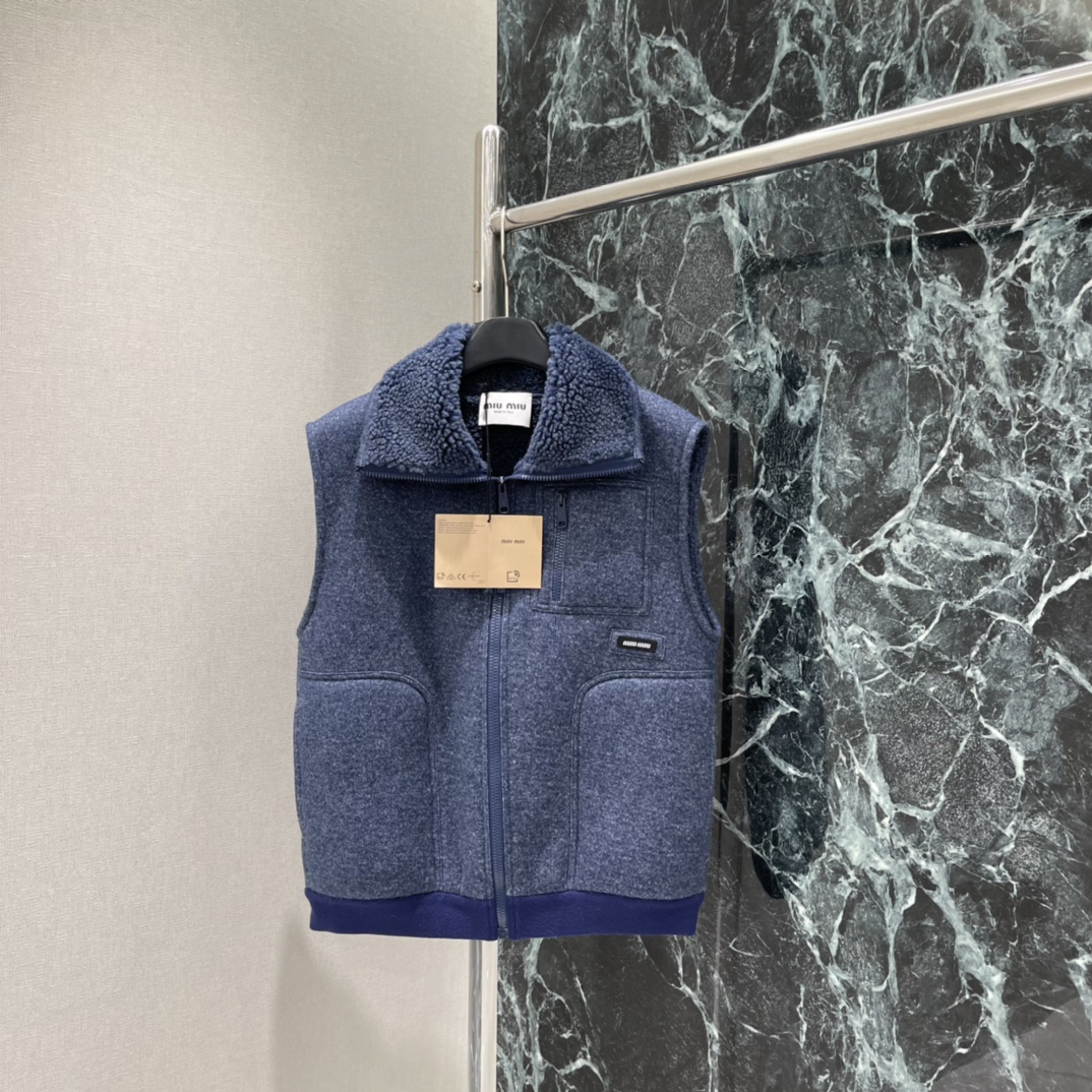Miu 25秋冬新款 摇粒绒马甲 领口的毛毛超可爱 超级厚实的一件 高蓬松饱满颗粒绒 触感软糯 侧边拉链
