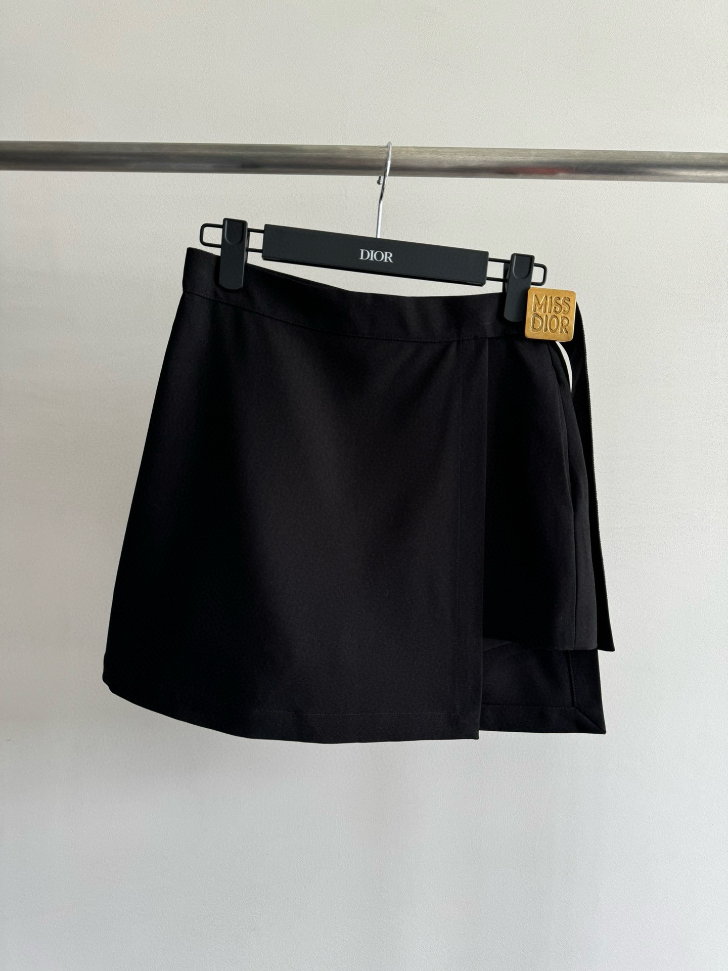 NO:562172,DIO*'s new high-waisted culottes have a one-piece design and are matched with a gold belt buckle with logo lettering. They are very refined and add character. They seem to be worn with a beauty filter and are not restrictive. The style of the sexy pants is not attractive at all and effectively elongates the body proportions!  Create a visual impression of legs below the chest, making the upper body look slim and versatile SML-,, dior, skirts, alexander wang19860909DIO*新款高腰裤裙,一片式设计,搭配Logo字母腰带金扣,很精致又增添了特色,仿佛加了美颜滤镜穿着不束缚,藏肉神裤版型完全不挑人,有效拉长身材比例！打造胸以下都是腿的既视感,上身好看显瘦又百搭SML-,,dior,skirts,alexander wang,Women's clothing