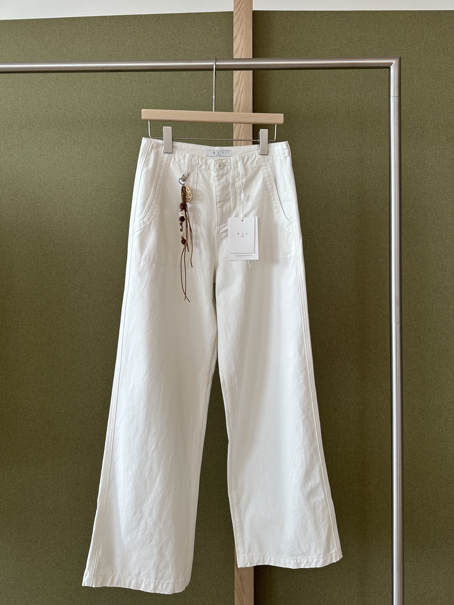 NO:561935,YS ｜ NEW ARRIVALS! Autumn and winter brushed fabrics. The texture is particularly high-end. The decoration is hand-woven and detachable. The pants have a perfect shape. PSML,,alexander wang19860909YS ｜ NEW ARRIVALS! 秋冬磨毛面料 质感特别高级 装饰手工编织可拆卸 裤型完美 PSML,,alexander wang,Women's clothing