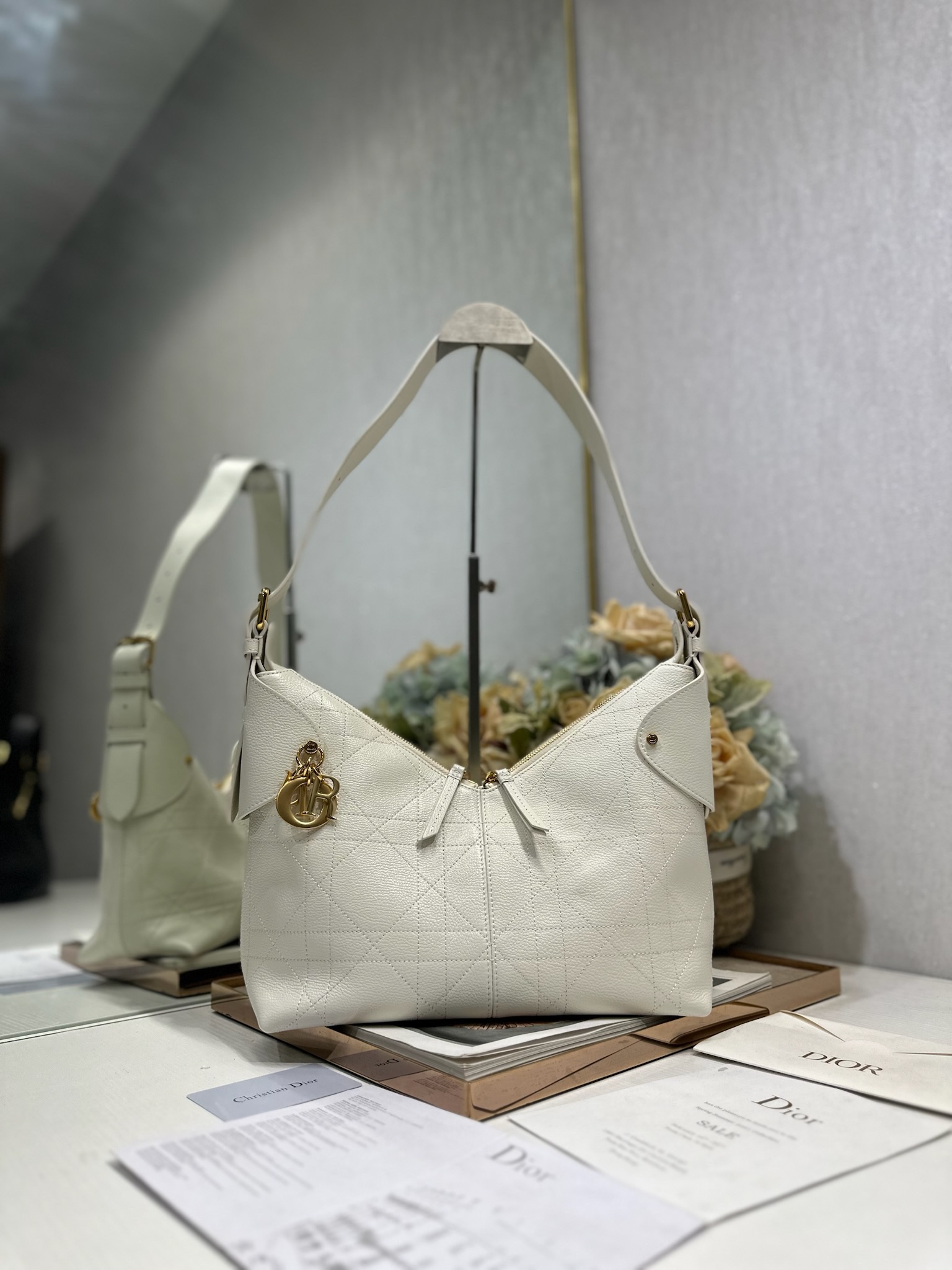NO:558235,Medium Dior Voyage handbag 'Goat pattern white' This Dior Voyage handbag is a new product in the 2026 early spring ready-to-wear series. It combines soft lines and elegant details to create a coordinated silhouette. It is carefully made of white pebbled cow leather and decorated with flat oversized cannage pattern topstitching, which reinterprets Dior's classic pattern. The soft silhouette is paired with gold-finished metal D.I.O.R.  Charms and expertly crafted leather accents enhance the style and make the look wider, while the main compartment features a secure and practical two-way zipper closure. The medium-sized model features an adjustable top handle with buckle that can be worn over the shoulder, making it ideal for everyday styling. Two-way zipper closure D.I.O.R. Charm Adjustable leather top handle with gold-finish metal buckle Internal zip pocket   Model 2845 Dimensions 28 x 18 x 12 cm (L x H x W) Holds 1 tablet, 1 Voyageur slim wallet, 1 card holder, 1 mobile phone, sunglasses and lipstick,Dior,dior,dior,wallets,cowhide19860909中号 Dior Voyage 手袋「山羊纹白色」 这款 Dior Voyage 手袋是二零二六早春成衣系列新品,融合柔软线条和高雅的细节,打造协调的廓形.采用白色荔面牛皮革精心制作,饰以扁平超大藤格纹缉面线,焕新演绎 Dior 的经典图案.柔软廓形搭配金色饰面金属 D.I.O.R. 吊饰和匠心打造的皮革点缀提升格调,令造型更加挺阔,主隔层则采用安全实用的双向拉链开合.中号款式,顶部手柄搭配可调节搭扣,可肩背,是日常造型的理想良伴. 双向拉链开合 D.I.O.R. 吊饰 可调节顶部皮革手柄,搭配金色饰面金属搭扣 内部拉链口袋 型号2845 尺寸28 x 18 x 12 厘米（长 x 高 x 宽） 可收纳 1 个平板电脑、1 个 Voyageur 细窄钱包、1 个卡夹、1 部手机、太阳眼镜和唇膏,迪奥,dior,dior,wallets,cowhide,Bag