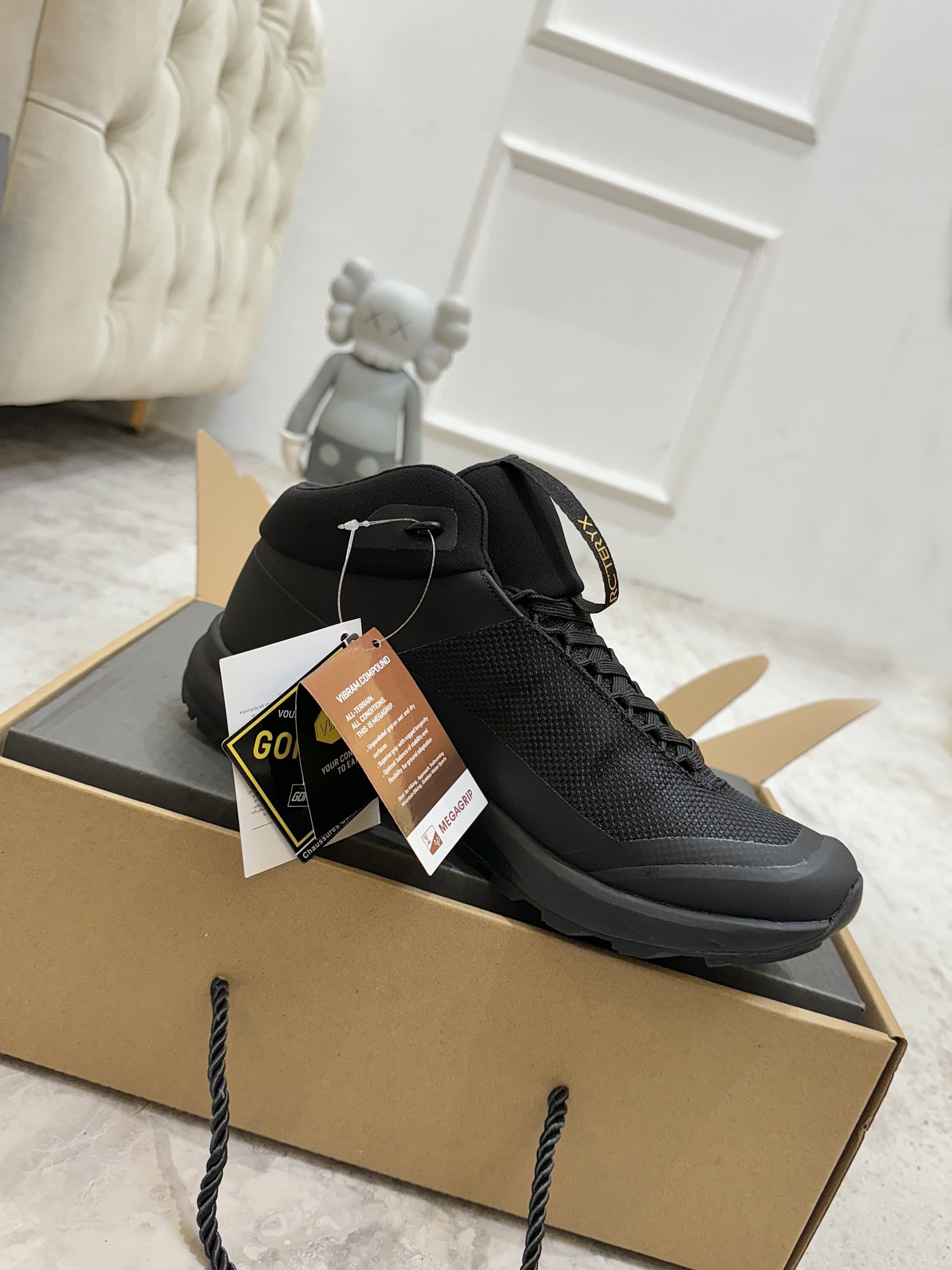 NO:562464,The latest model of 2025, Arcteryx SYLAN GTX comfortable fabric wear-resistant waterproof breathable low-top casual running shoes!  This GORE-TEX shoe is for mountain runners who want to go faster on technical trails without worrying about the terrain. The midsole's Rocker Geometry is designed for propulsion and is made from InFuse, a lightweight, highly responsive EVA and polyolefin composite that provides rebound and absorbs impact. The smooth-gripping Vibram Megagrip outsole features LITEBASE  Technology reduces weight without affecting performance, and the multi-directional lug pattern design brings stronger grip. The shoe body fits and wraps the foot, and the knitted collar can prevent debris from entering the shoe. Size 35-45, casual shoes/sports shoes arc'teryx, sneakers198609092025最新款,Arcteryx始祖鸟 SYLAN GTX舒适织物耐磨防水透气低帮 休闲跑步鞋！ 这款 GORE-TEX鞋履适合希望在技术路线上更快前进的山地跑步者穿着,无需担心地形条件如何. 中底的Rocker Geometry几何结构设计带来推进力,并采用InFuse材料制成,这是一种轻质、高响应性的EVA和聚烯烃合成材料,可提供回弹并吸收冲击力.抓地平稳的Vibram Megagrip 外底采用 LITEBASE 技术,在减轻重量的同时不影响性能,而多向凸耳花纹设计带来更强的抓地力.鞋身贴合包裹脚部,针织鞋领可阻挡碎屑进鞋. 码数35-45,休闲鞋/运动鞋arc'teryx,sneakers,Women's Shoes