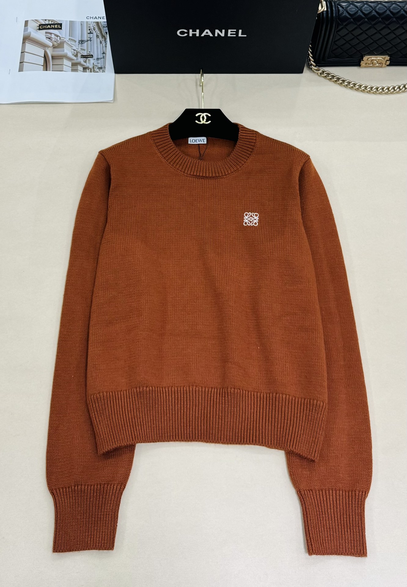 NO:576247,LOEW* 25 new autumn and winter style Knitted round neck long sleeves Delicate knitted texture Iconic LOGO embellishment on the chest Warm and high-end caramel tones Simple version suitable for a variety of styles Easily create textured outfits Size sml,, loewe, alexander wang19860909LOEW* 25秋冬新款 针织圆领长袖 细腻针织纹理 胸前标志性LOGO点缀 焦糖色调温暖高级 简约版型适配多种风格 轻松打造质感穿搭 码数sml,,loewe,alexander wang,Women's clothing