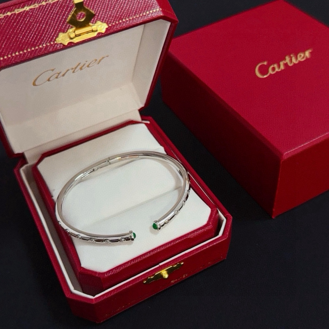 NO:556917,Cartier diamond-encrusted bracelet, high-end customized version, diamond-encrusted craftsmanship, V gold material, classic and fashionable style, reconstruct the aesthetics of love with sharp lines!  Breaking the rules, the diamond-encrusted design actually achieves the ceiling of high-end sense - no need for flashy accumulation, love should be as pure as ever. Cartier is loved by many celebrities and Internet celebrities. The Leopard series bracelet is absolutely an eternal classic, and it is not limited to men and women, and there is no age limit!  Wear it and you will be the center of attention!  , jewelry boutique, cartier, bracelet19860909卡地亚镶钻手镯 高端定制版本 镶嵌钻工艺 V金材质 经典而时尚风格 用凌厉线条重构爱情美学！打破常规,镶嵌钻设计反而成就高级感天花板——无需浮华堆砌,爱本应纯粹如初 卡地亚受众多明星网红的爱戴 豹子系列手镯 绝对是永恒经典 而且男女不限 年龄不限 ！戴上它你就是焦点！,饰品精品,cartier,bracelet,Jewelry