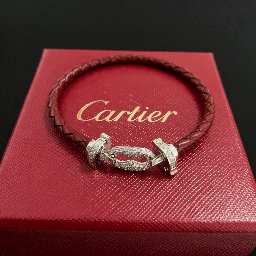 NO:556927,Cartier diamond-encrusted leather cord bracelet. High-end customized version. Diamond-encrusted craftsmanship. V gold material. Classic and fashionable style. Reconstruct the aesthetics of love with sharp lines!  Breaking the rules, the diamond-encrusted design actually achieves the ceiling of high-end sense - no need for flashy accumulation, love should be as pure as ever. Cartier is loved by many celebrities and Internet celebrities. The Leopard series bracelet is absolutely an eternal classic, and it is not limited to men and women, and there is no age limit!  Wear it and you will be the center of attention!  , jewelry boutique, cartier, bracelet19860909卡地亚镶钻皮绳手镯 高端定制版本 镶嵌钻工艺 V金材质 经典而时尚风格 用凌厉线条重构爱情美学！打破常规,镶嵌钻设计反而成就高级感天花板——无需浮华堆砌,爱本应纯粹如初 卡地亚受众多明星网红的爱戴 豹子系列手镯 绝对是永恒经典 而且男女不限 年龄不限 ！戴上它你就是焦点！,饰品精品,cartier,bracelet,Jewelry