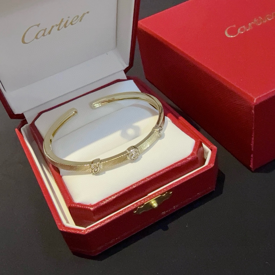 NO:556935,Cartier diamond-encrusted open bracelet. High-end customized version. Diamond-encrusted craftsmanship. V gold material. Classic and fashionable style. Reconstruct the aesthetics of love with sharp lines!  Breaking the rules, the diamond-encrusted design actually achieves the ceiling of high-end sense - no need for flashy accumulation, love should be as pure as ever. Cartier is loved by many celebrities and Internet celebrities. The Leopard series bracelet is absolutely an eternal classic, and it is not limited to men and women, and there is no age limit!  Wear it and you will be the center of attention!  , jewelry boutique, cartier, bracelet19860909卡地亚镶钻开口手镯 高端定制版本 镶嵌钻工艺 V金材质 经典而时尚风格 用凌厉线条重构爱情美学！打破常规,镶嵌钻设计反而成就高级感天花板——无需浮华堆砌,爱本应纯粹如初 卡地亚受众多明星网红的爱戴 豹子系列手镯 绝对是永恒经典 而且男女不限 年龄不限 ！戴上它你就是焦点！,饰品精品,cartier,bracelet,Jewelry