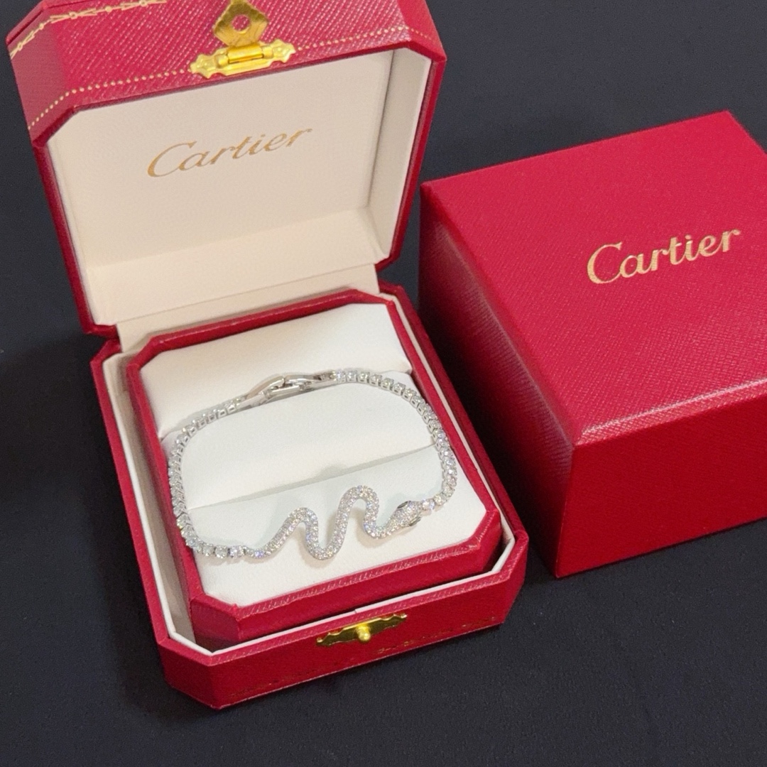 NO:556888,Cartier diamond-encrusted bracelet, high-end customized version, diamond-encrusted craftsmanship, V-gold material, classic and fashionable style, reconstructing the aesthetics of love with sharp lines!  Breaking the rules, the diamond-encrusted design actually achieves the ceiling of high-end sense - no need for flashy accumulation, love should be as pure as ever. Cartier is loved by many celebrities and Internet celebrities. The Leopard series bracelet is absolutely an eternal classic, and it is not limited to men and women, and there is no age limit!  Wear it and you will be the center of attention!  , jewelry boutique,cartier,bracelet,bracelet19860909卡地亚镶钻手链 高端定制版本 镶嵌钻工艺 V金材质 经典而时尚风格 用凌厉线条重构爱情美学！打破常规,镶嵌钻设计反而成就高级感天花板——无需浮华堆砌,爱本应纯粹如初 卡地亚受众多明星网红的爱戴 豹子系列手镯 绝对是永恒经典 而且男女不限 年龄不限 ！戴上它你就是焦点！,饰品精品,cartier,bracelet,bracelet,Jewelry